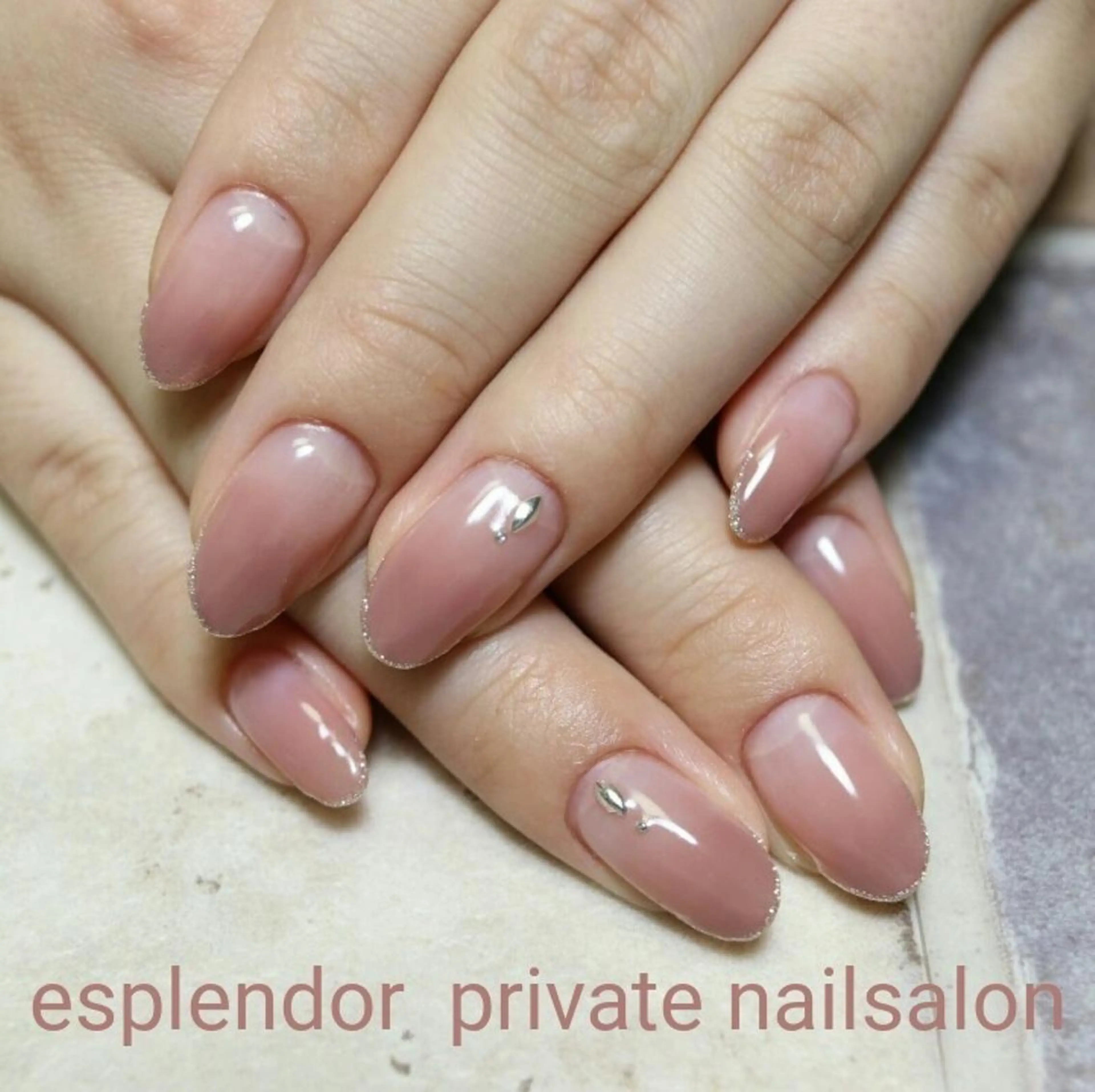ネイル グラデーション ラメ(グリッター) オフィスネイル シンプルネイル ハンドネイル ハンドケア esplendor  小野寺のネイルデザイン