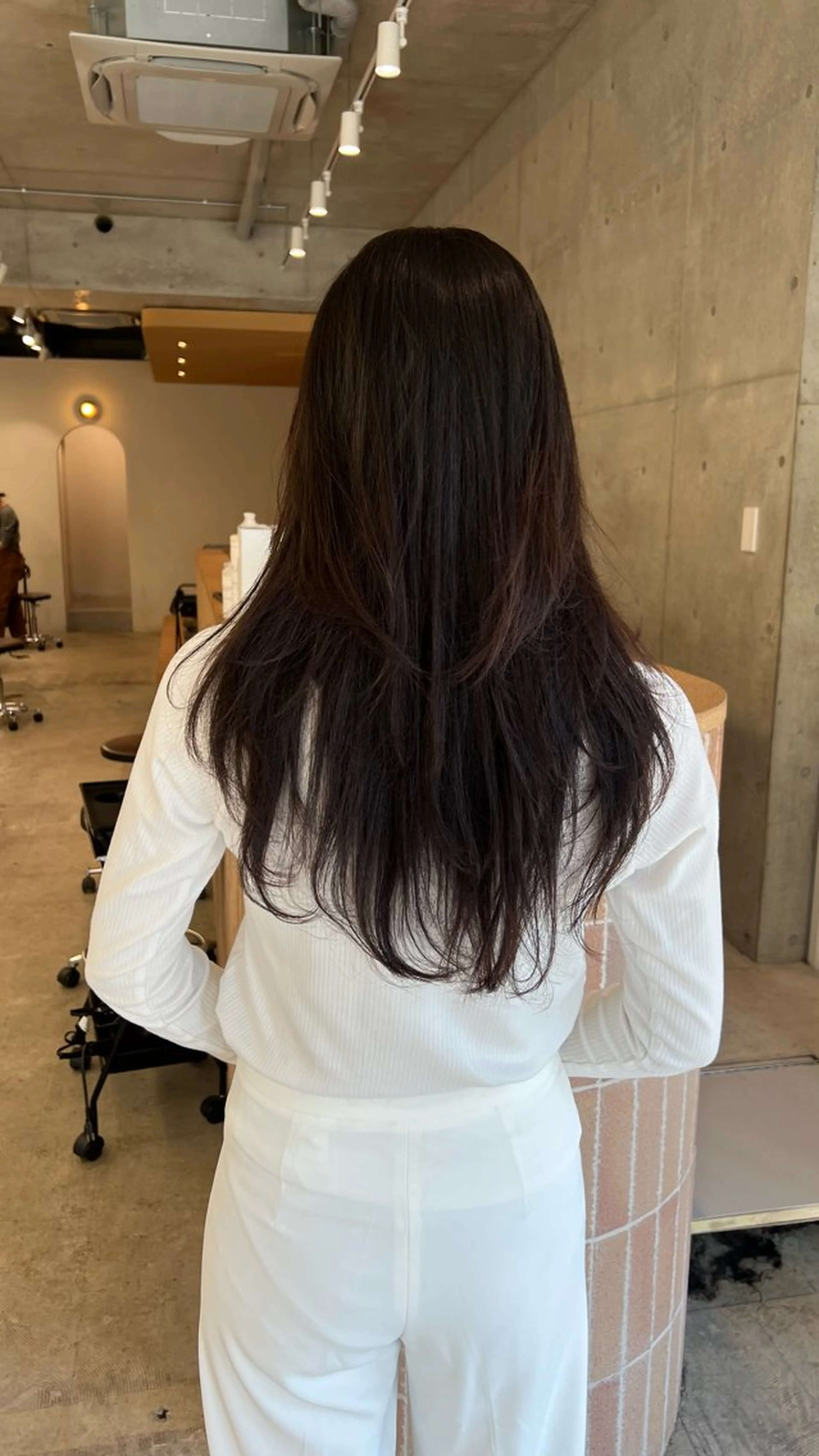 ロング カラー ロングレイヤー アッシュ ベージュカラー ブリーチ 透明感カラー カット ヘアカラー トリートメント 誰より丁寧なカット/ 小林輝/レイヤーのヘアスタイル