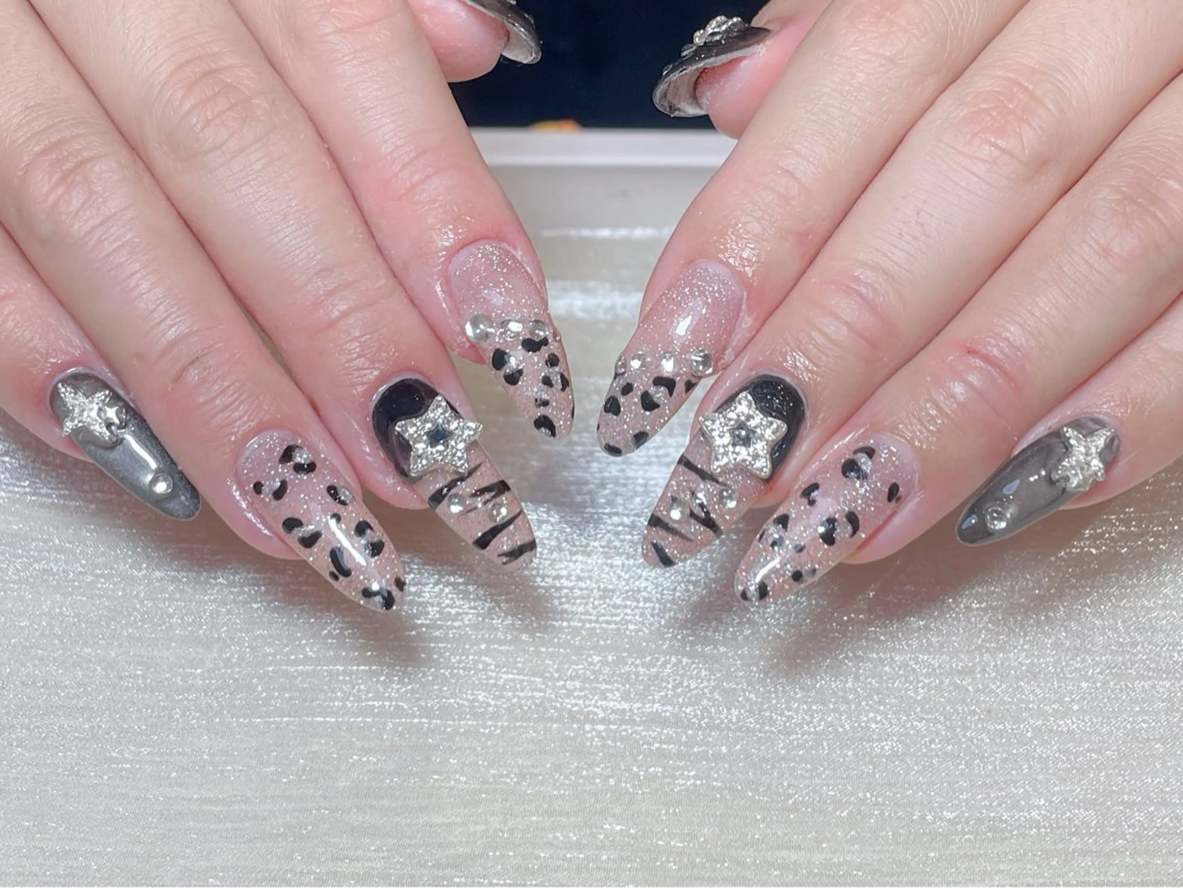 ネイル アートネイル オーロラネイル ガーリー キラキラネイル 韓国ネイル ハンドネイル hijiri 💅のネイルデザイン