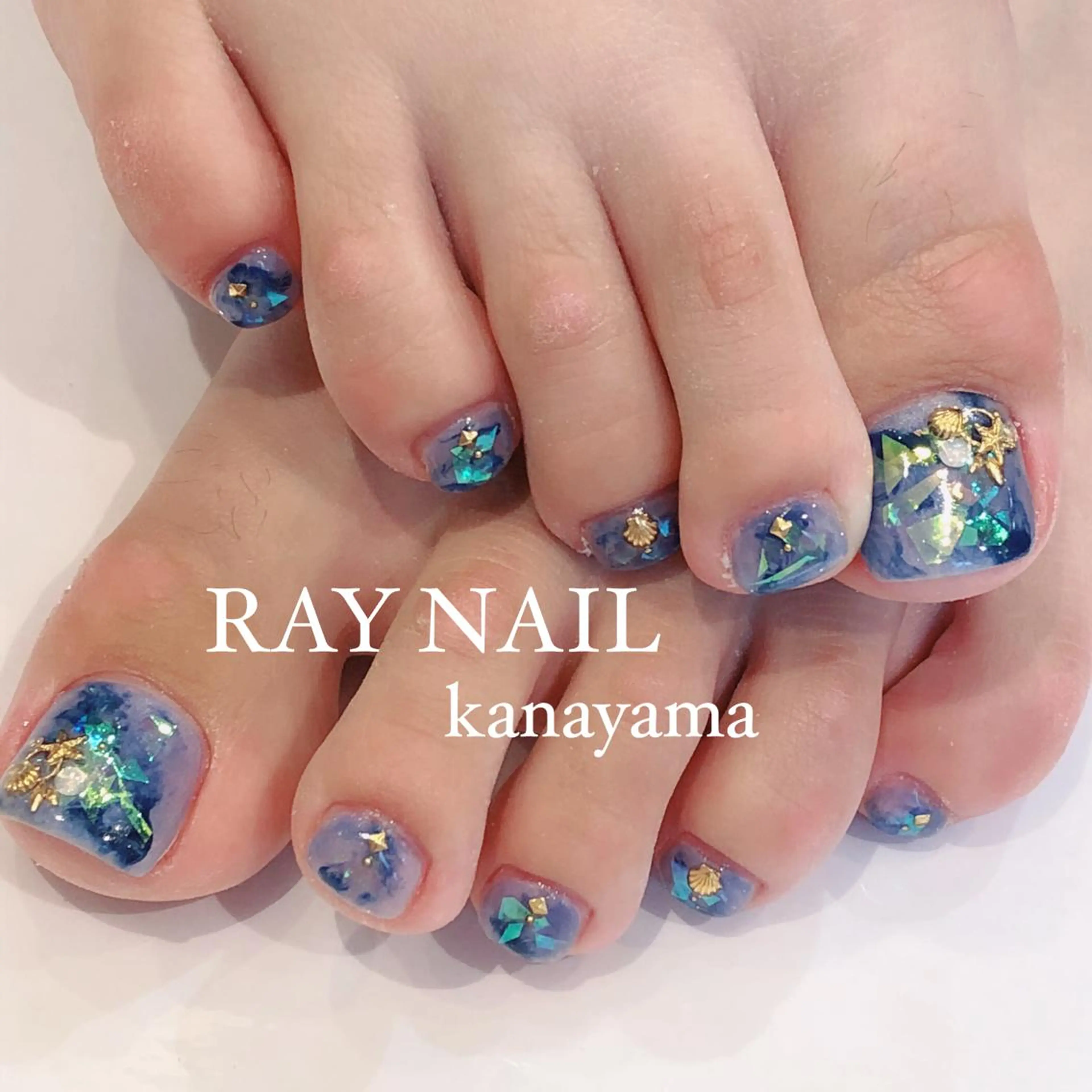 ネイル ブルー キラキラネイル フットネイル Arowa 伊田のネイルデザイン