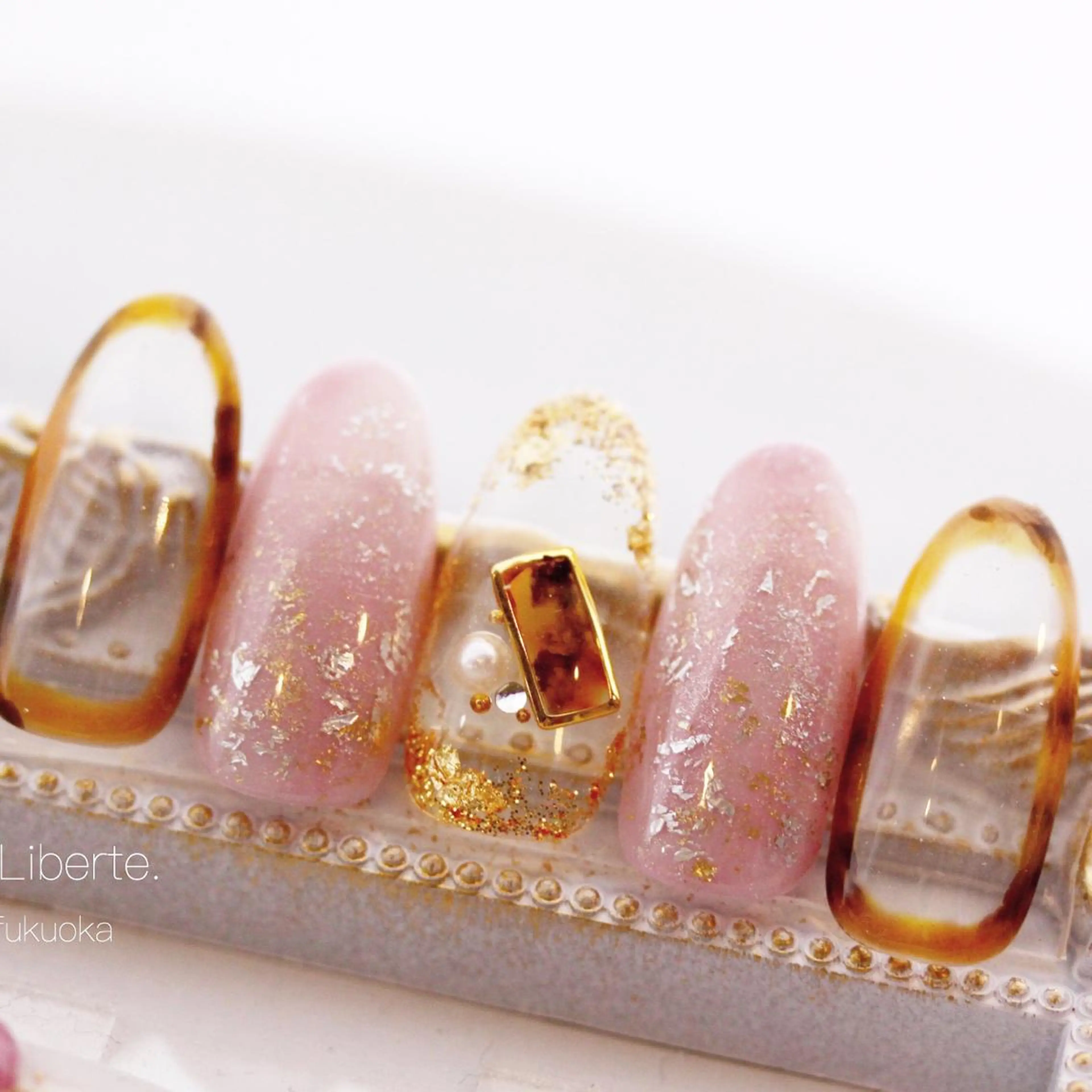 ネイル べっ甲ネイル ゴールド シルバー Elio 国泰寺のネイルデザイン