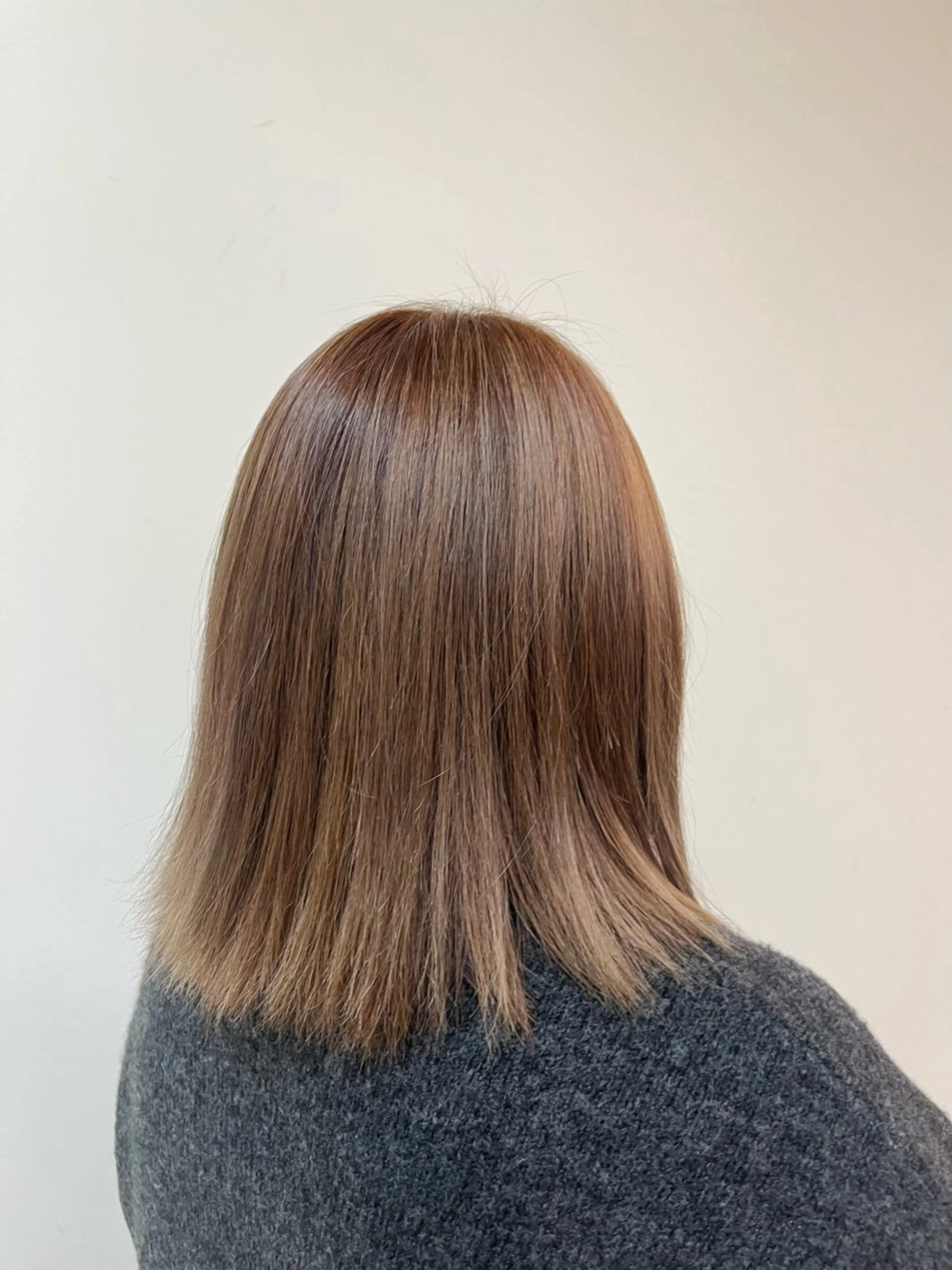 カラー グレージュ ミルクティーグレージュ ヘアカラー レイヤー×垢抜け/ ハイトーン/朝倉友香のヘアスタイル