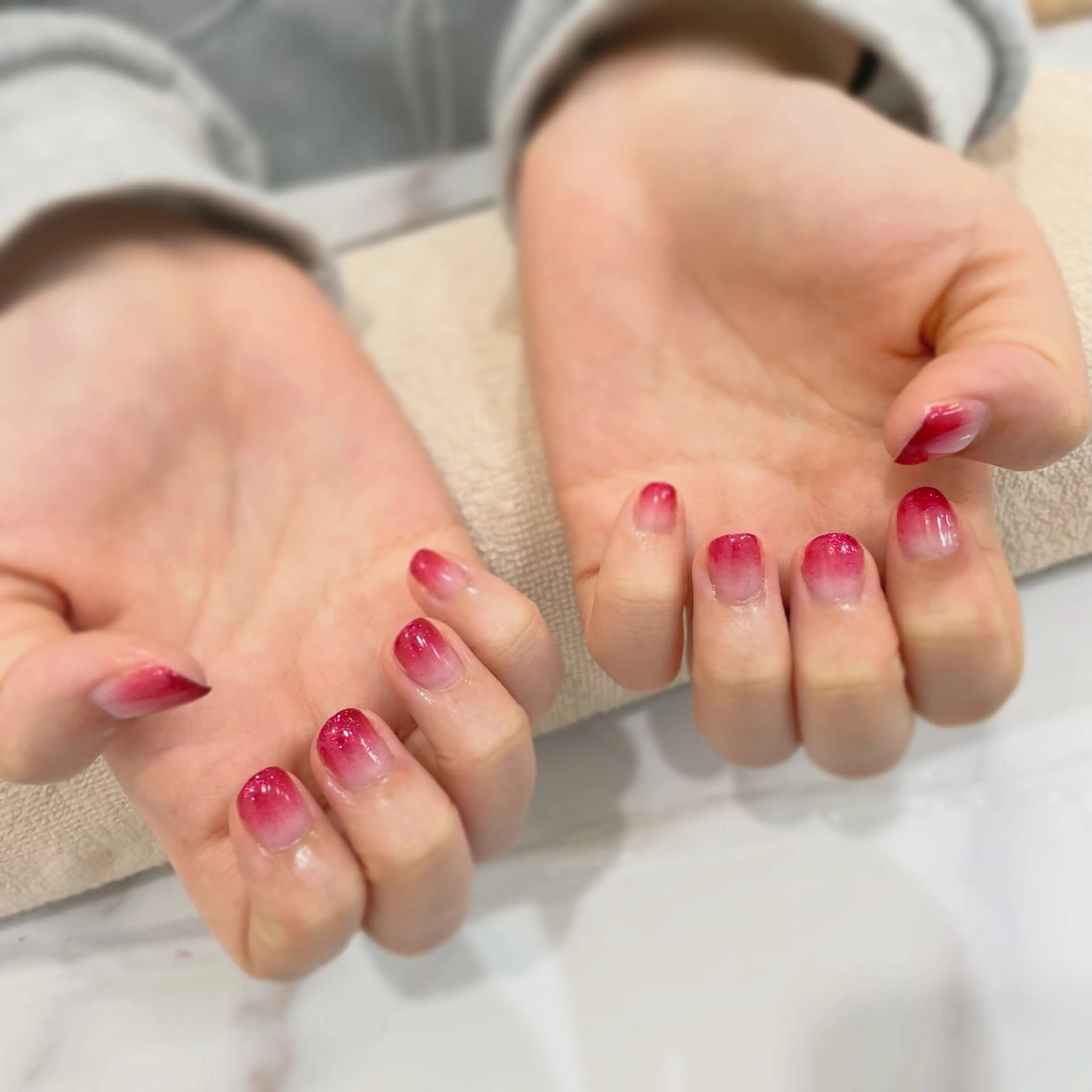 ネイル グラデーション ラメ(グリッター) ラメグラデーション 赤色 ハンドネイル Kusano / エルミタージュなんばのネイルデザイン