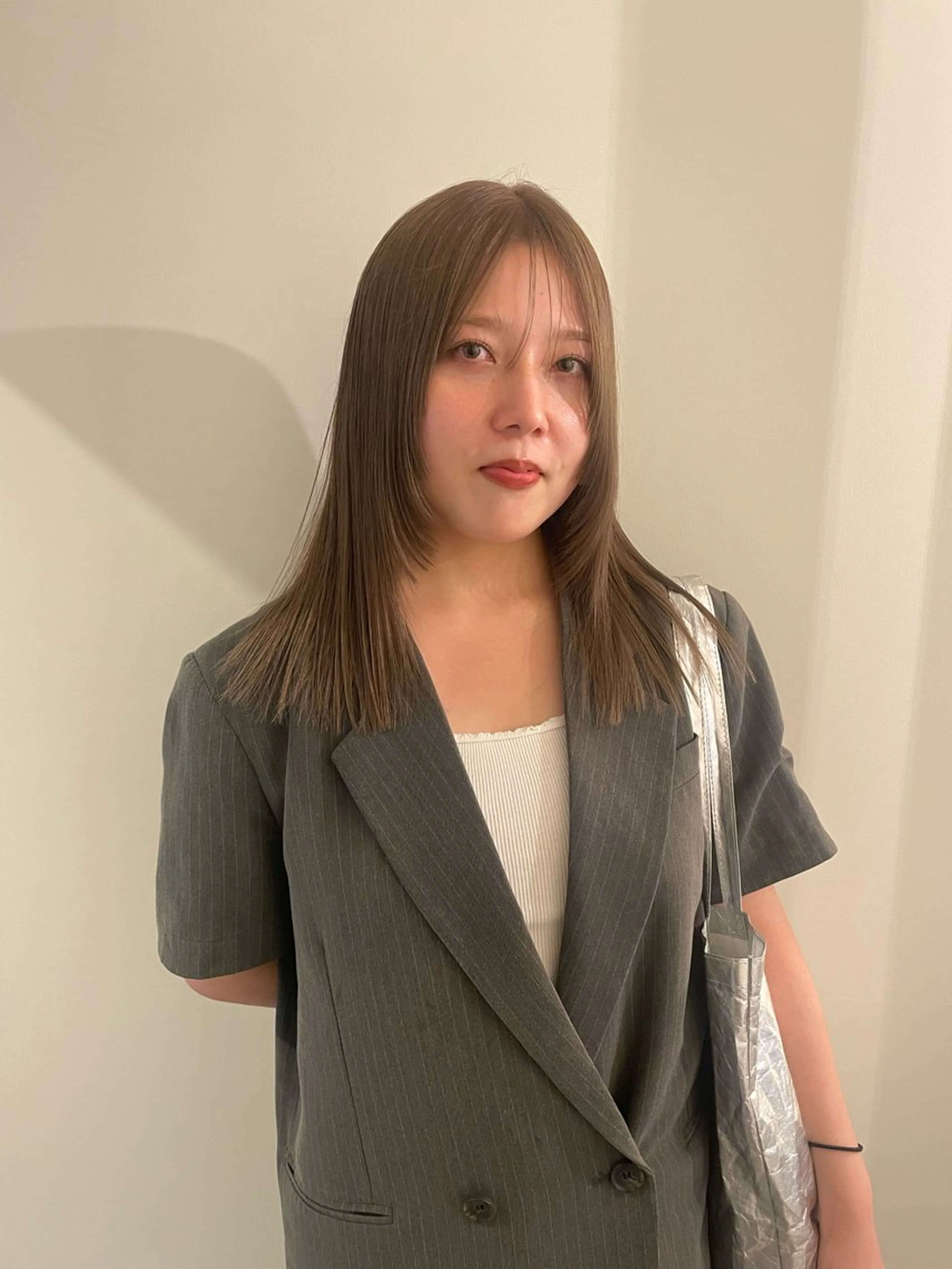 セミロング カラー ベージュカラー ブリーチ オリーブベージュ デザインカット カット ヘアカラー トリートメント 渋谷 留菜のヘアスタイル