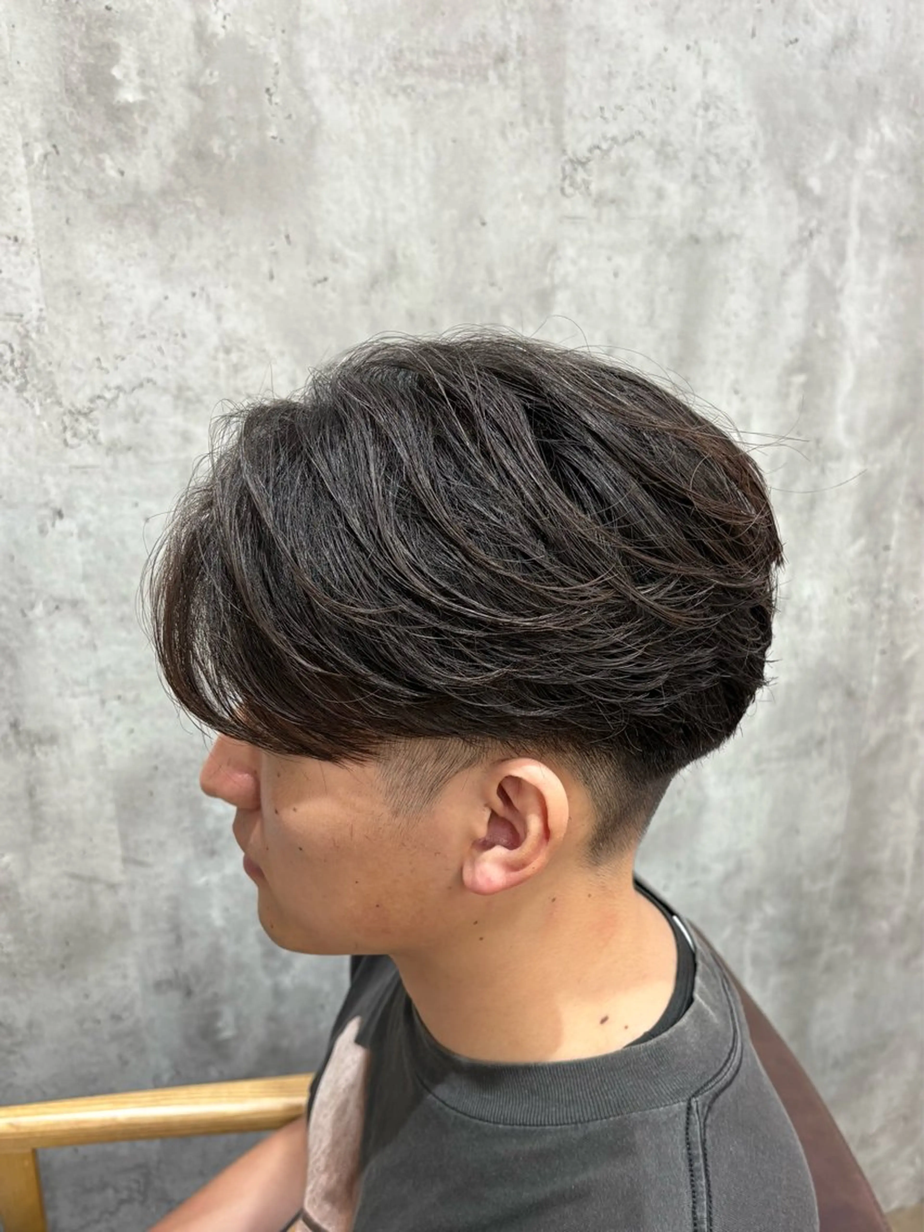 ショート パーマ メンズ センターパート メンズパーマ ショートヘア ニュアンスパーマ カット パーマ 韓国メンズヘア/ 毛流れヘア　須田龍世のヘアスタイル