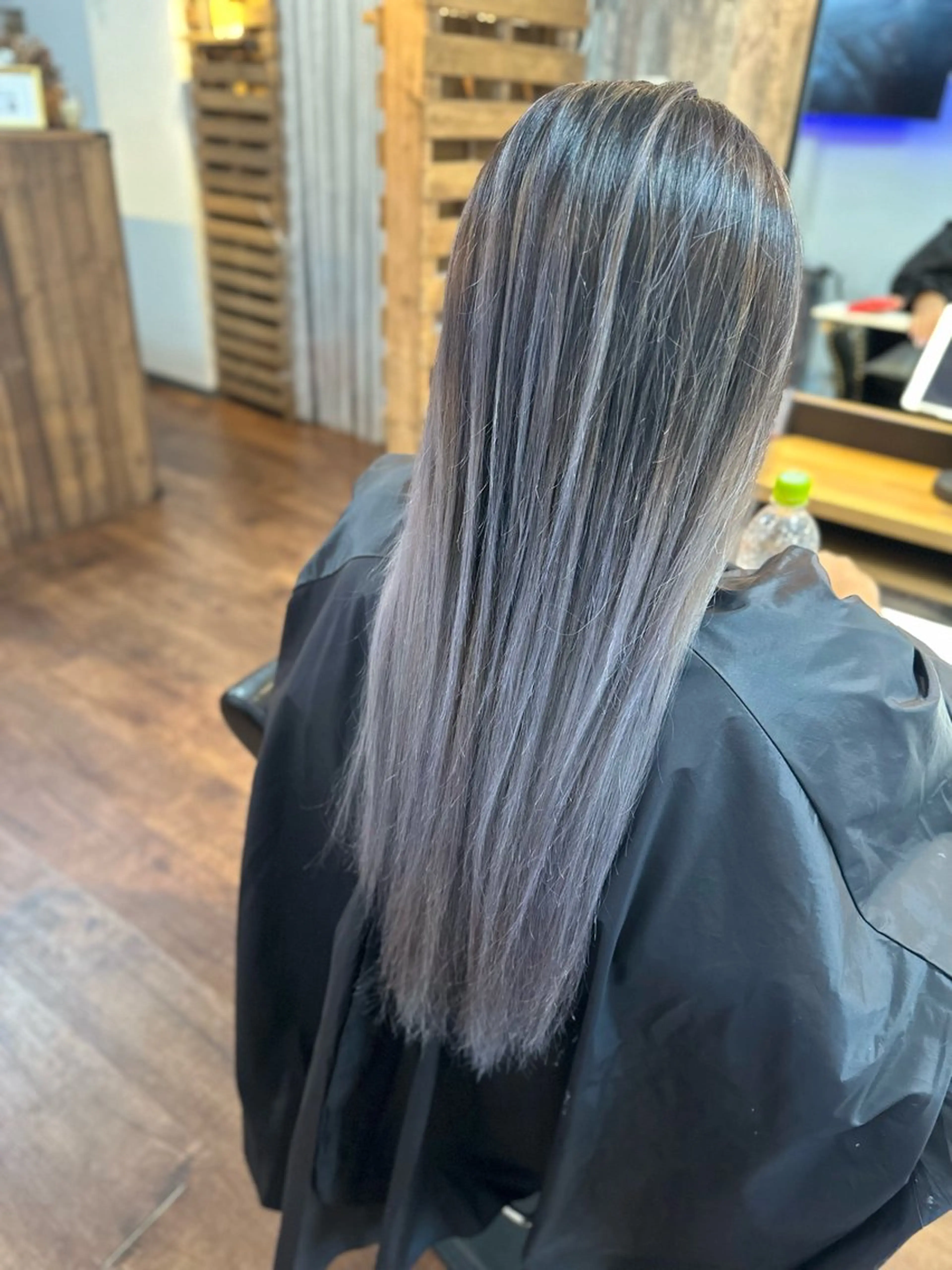 ロング カラー バレイヤージュ ハイライトカラー シルバー ハイライト レイヤーカット カット ヘアカラー トリートメント Luzir⭐︎ GEN⭐︎のヘアスタイル