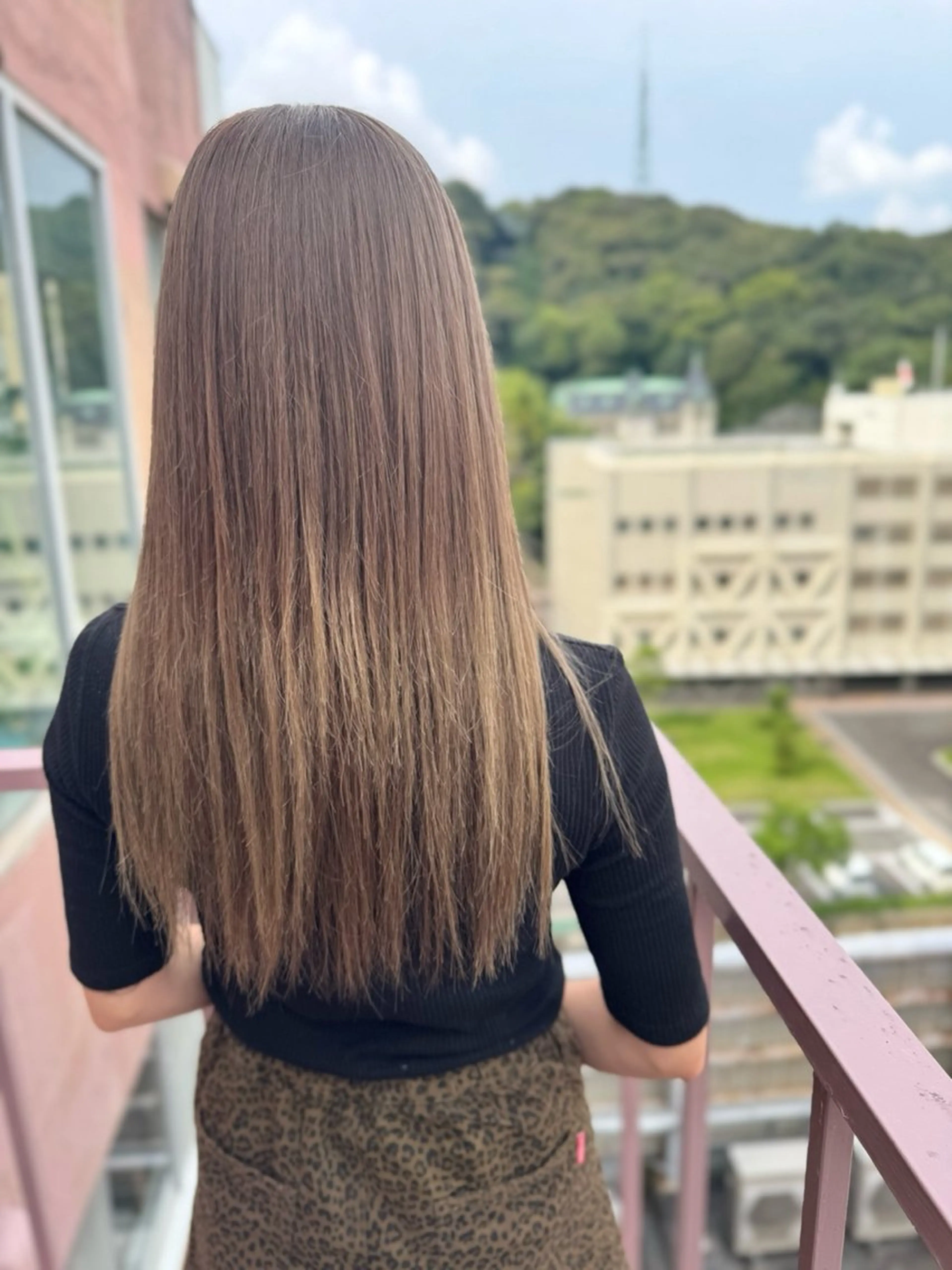 ロング カラー ベージュカラー ミルクティーベージュ カット ヘアカラー トリートメント Viage （ビアージュ）のヘアスタイル