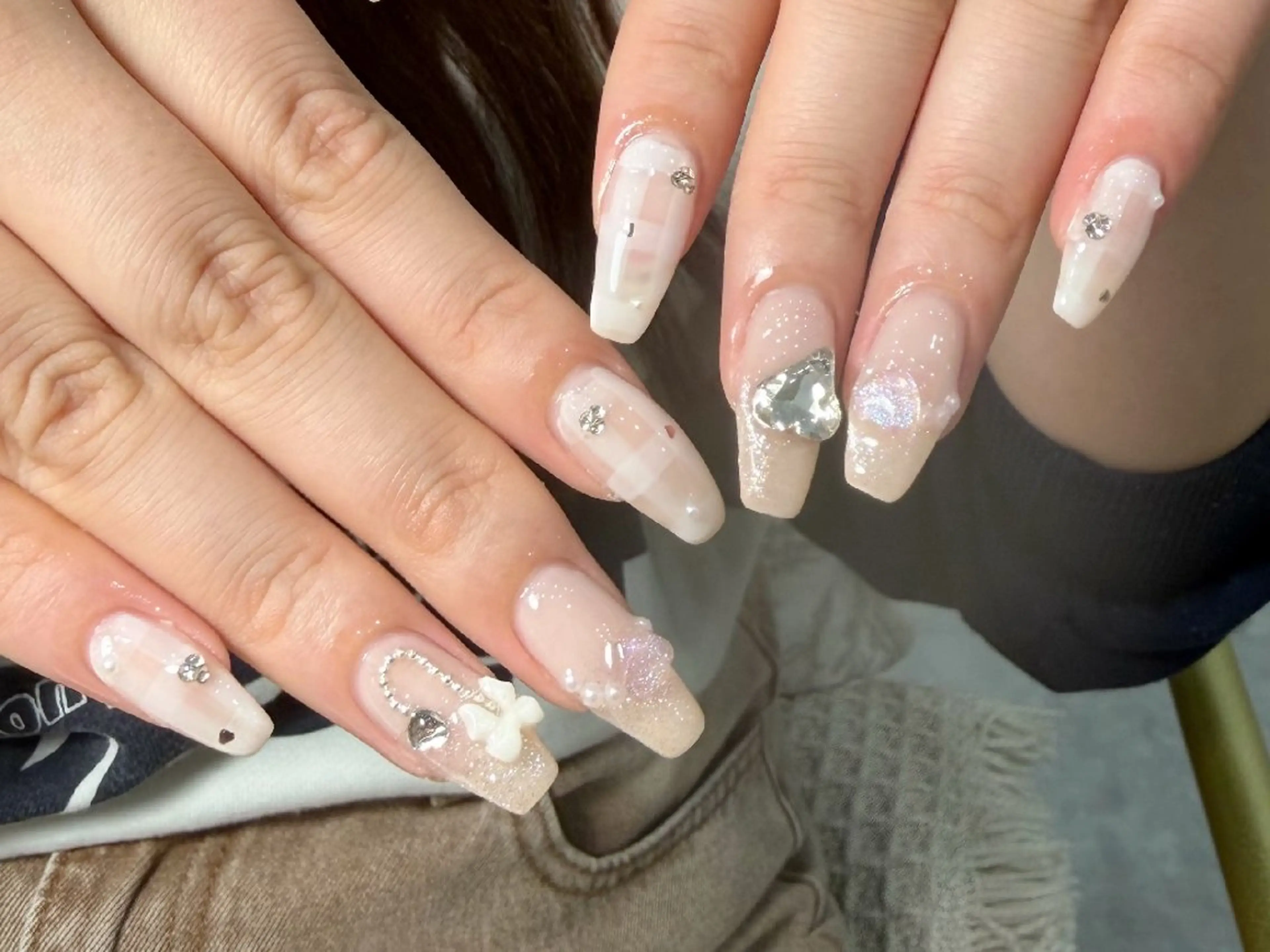 ネイル チークネイル フレンチネイル ジェルネイル ガーリー キラキラネイル ハンドネイル UM Nail Salonのネイルデザイン