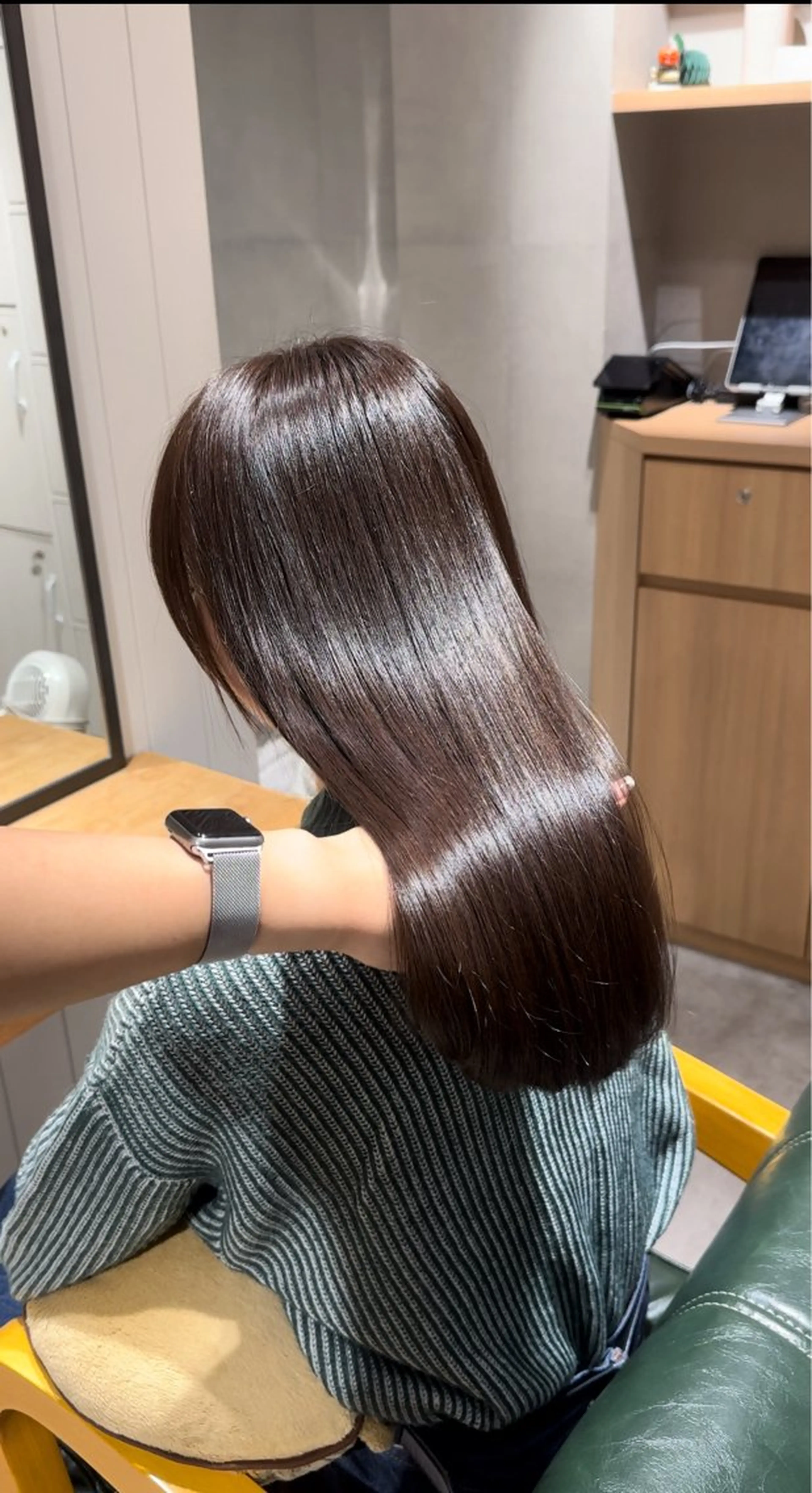 セミロング カラー ヘアカラー トリートメント 髪質改善 イオリのヘアスタイル