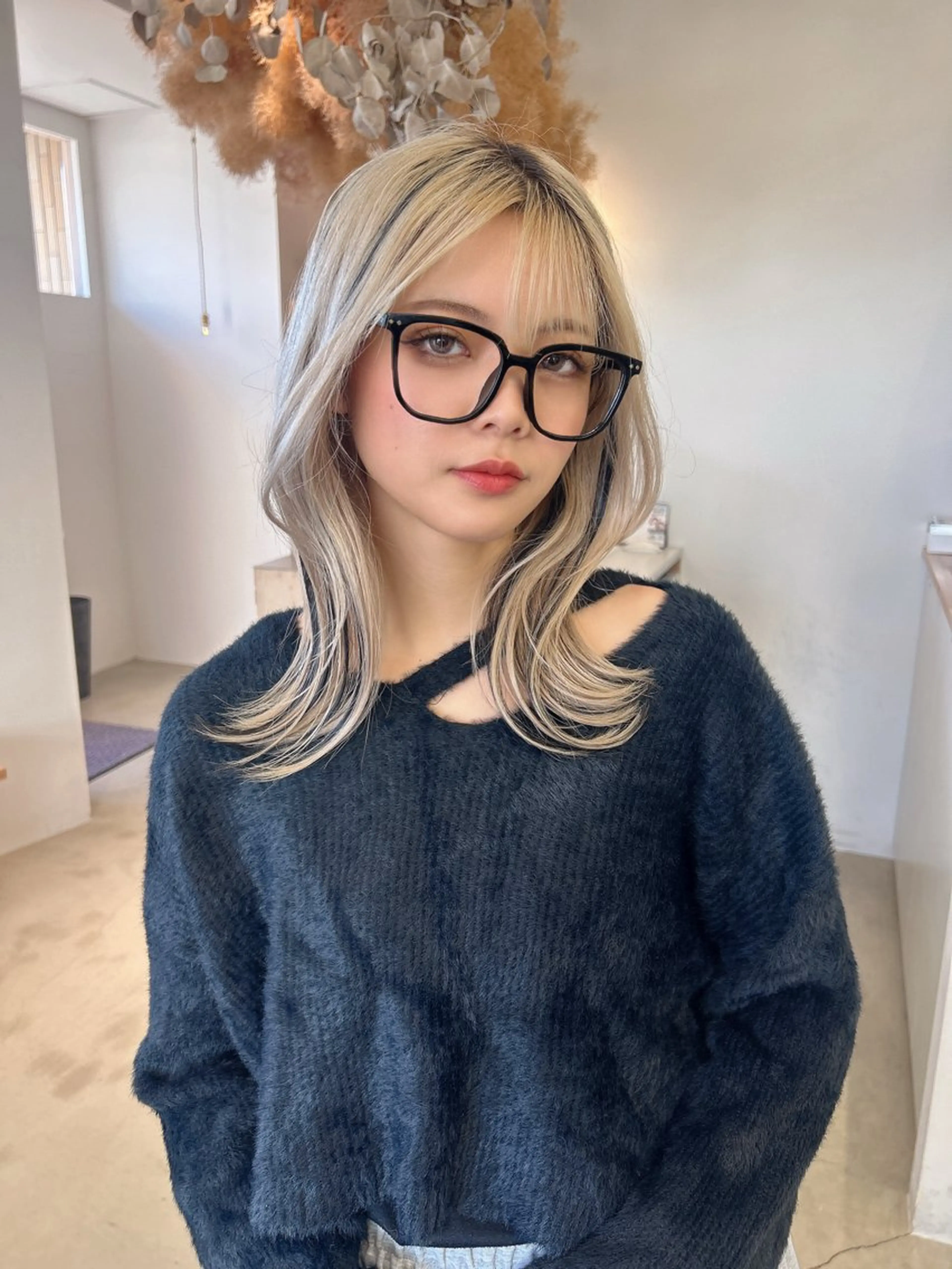 セミロング カラー ベージュカラー ブリーチ デザインカラー ミルクティーベージュ くびれヘア ヘアカラー noa  🦋 ブリーチ/暖色のヘアスタイル