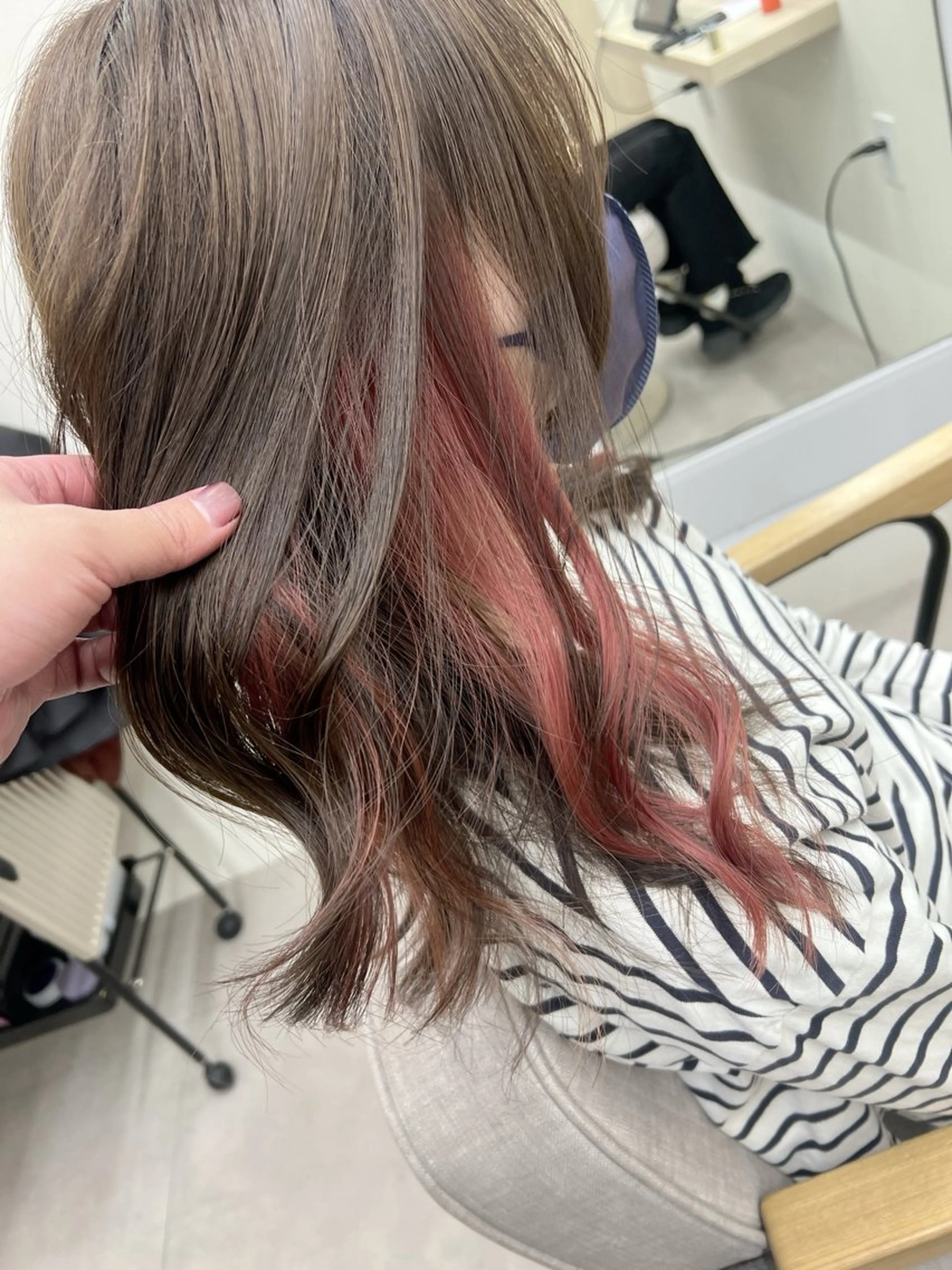 ミディアム カラー イヤリングカラー インナーカラー ピンクカラー メンズ レイヤー ウルフ 弓木啓輔のヘアスタイル