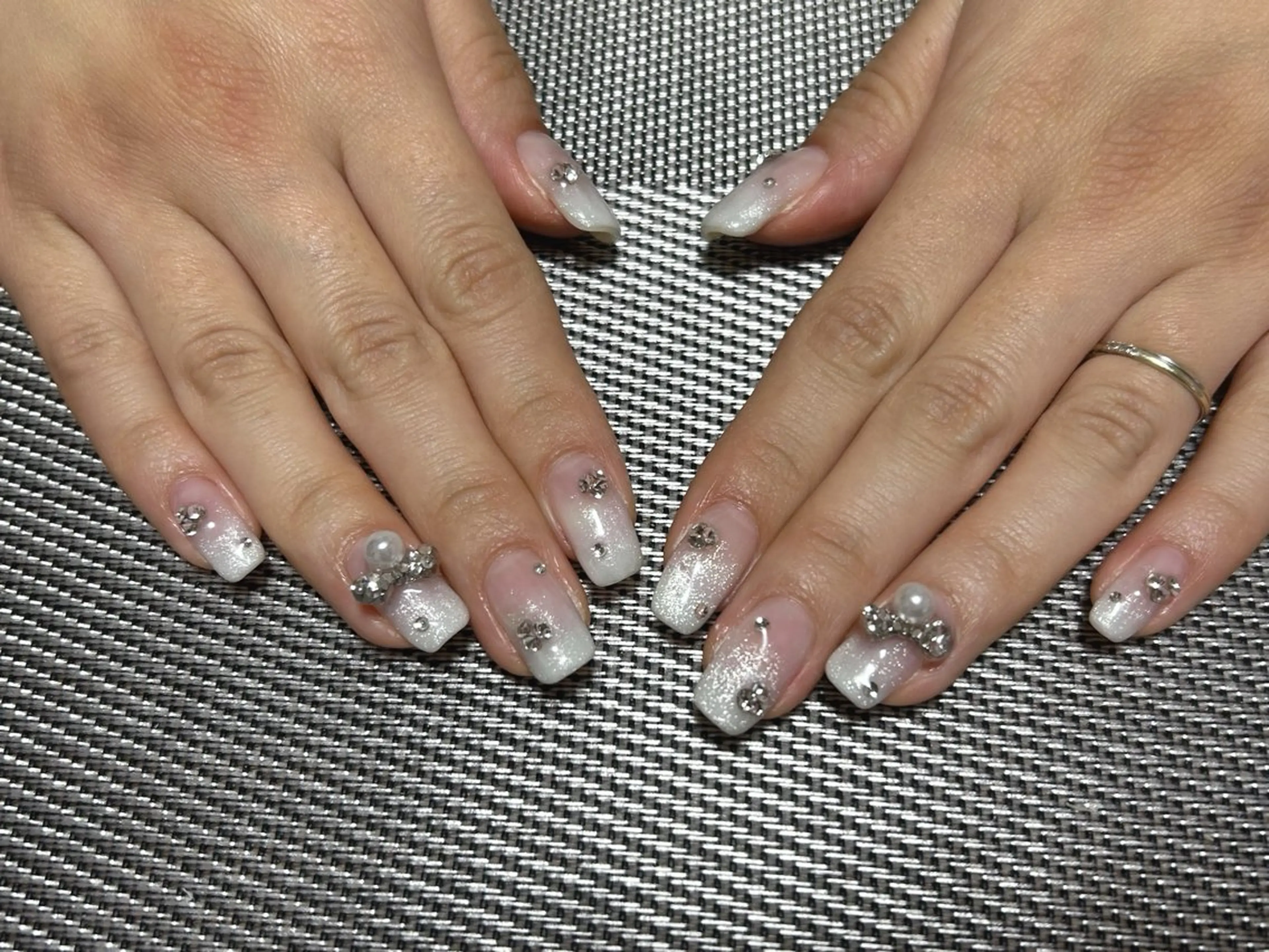 ネイル グラデーション キラキラネイル マグネットネイル ホワイト ハンドネイル i nailのネイルデザイン