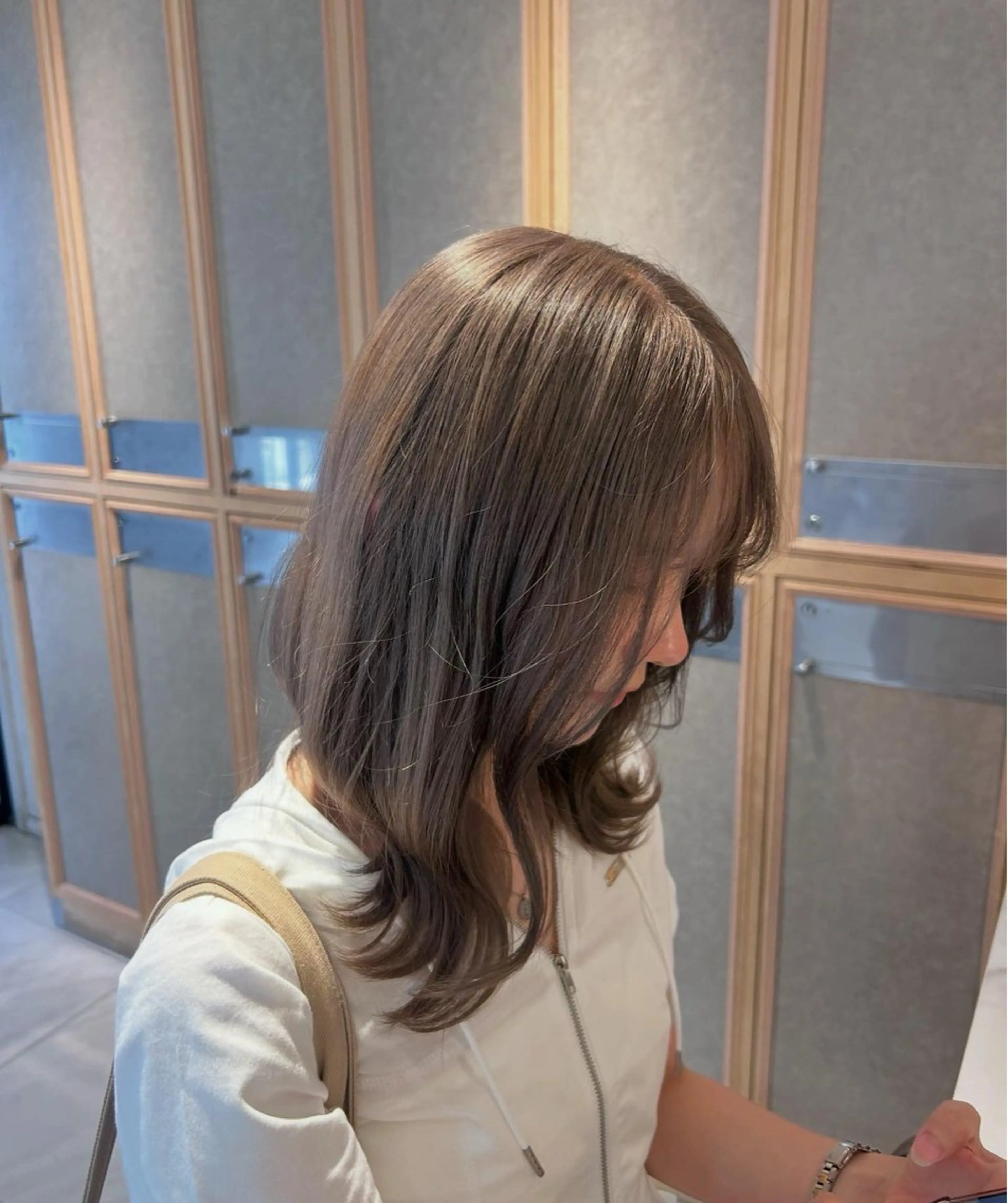 ミディアム カラー ベージュカラー ハイトーンカラー ハイトーンベージュ ヘアカラー トリートメント ヘッドスパ ヘアセット miko🪽地毛風/ ハイトーン/レイヤーのヘアスタイル