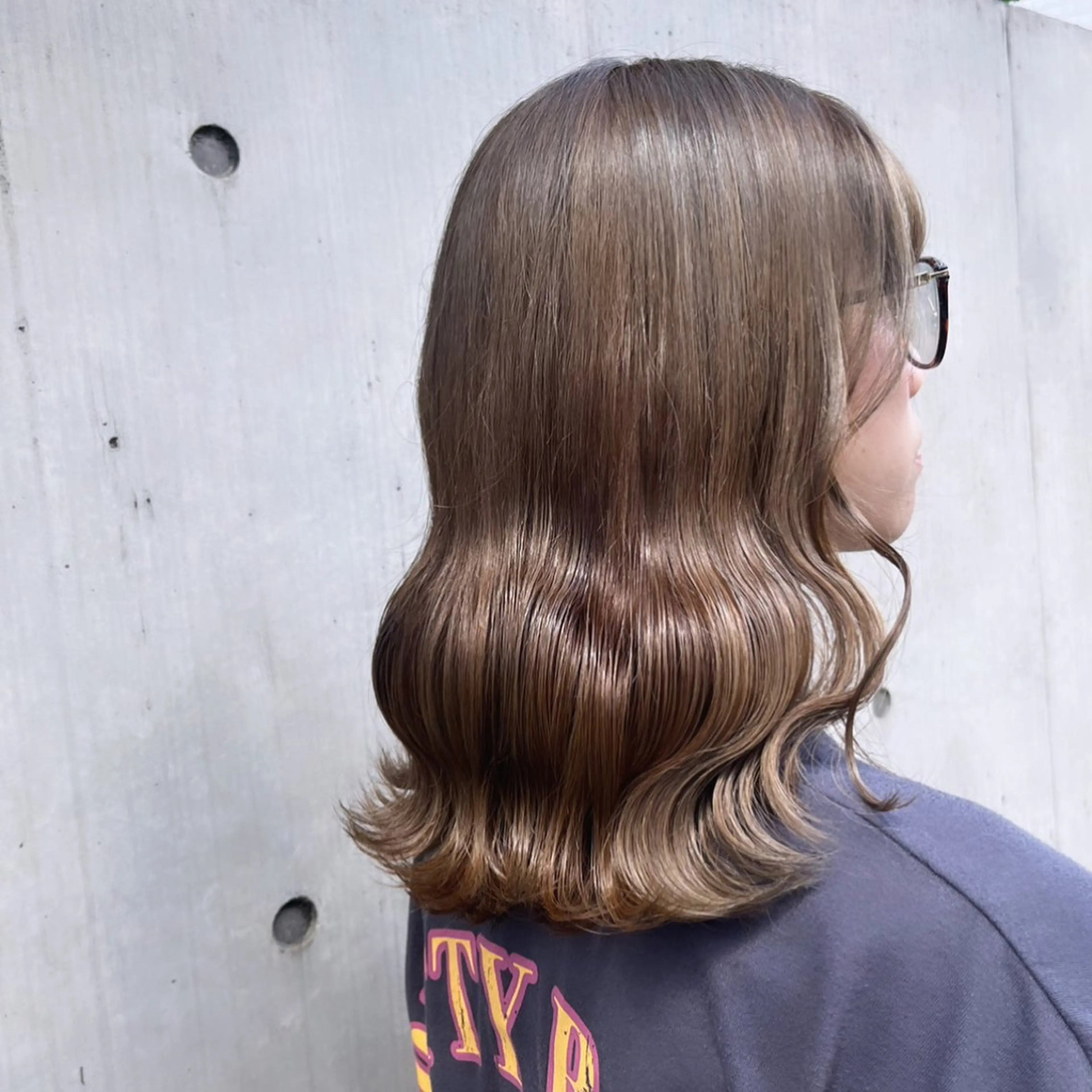 ミディアム カラー ブラウンカラー 透明感カラー ダブルカラー グレージュ ミルクティーブラウン カット ヘアカラー トリートメント ヘッドスパ ヘアセット カジュアルを女っぽく 𝗮𝘆𝗮𝗰𝗼のヘアスタイル