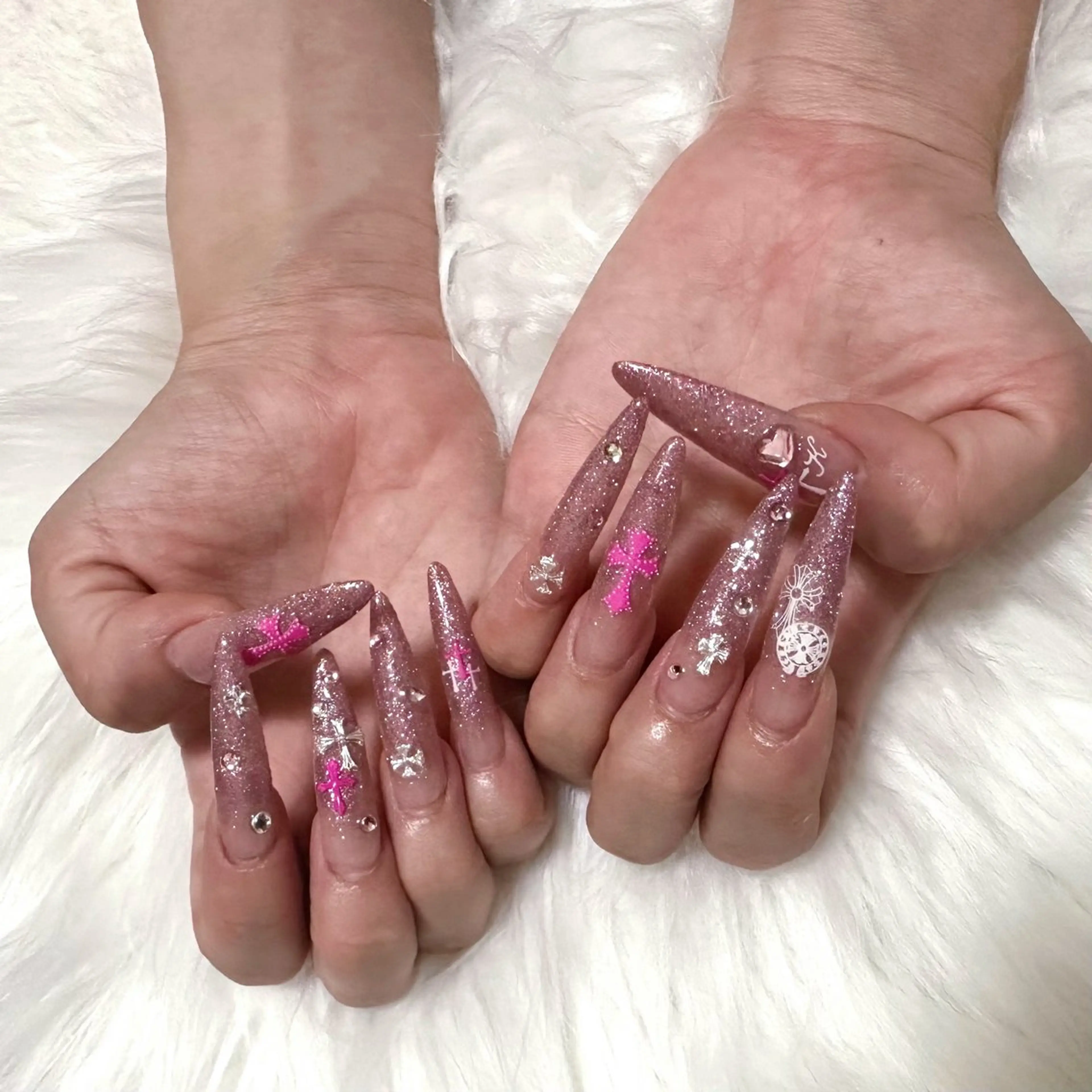 ネイル グラデーション キラキラネイル ラメ(グリッター) ラメグラデーション ピンク Ｌｉｎｏ’ｂ所属・Aulu'b るなのネイルデザイン