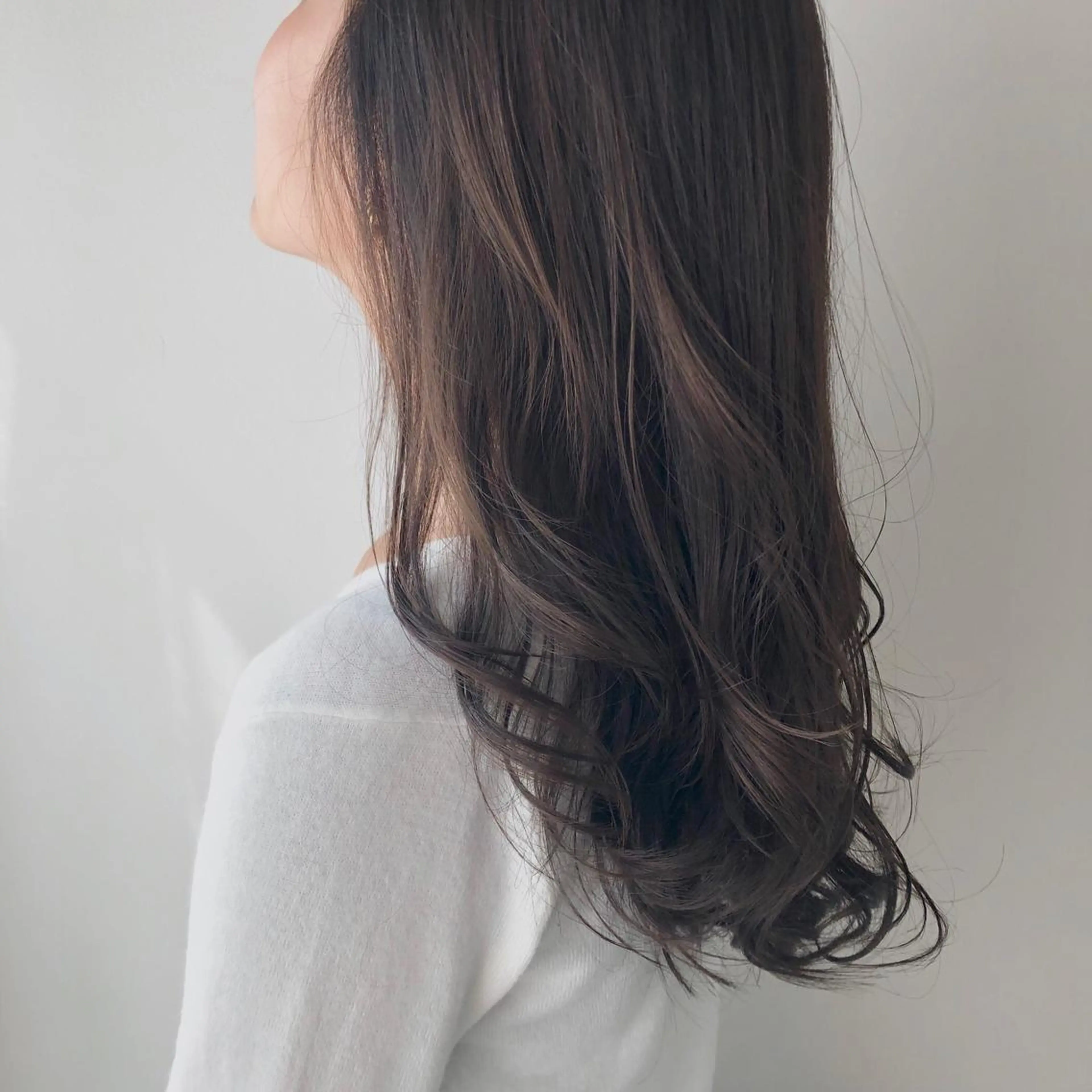 セミロング ヘアカラー トリートメント 江藤貴基 レイヤー カット【駅徒歩⑥歩】のヘアスタイル