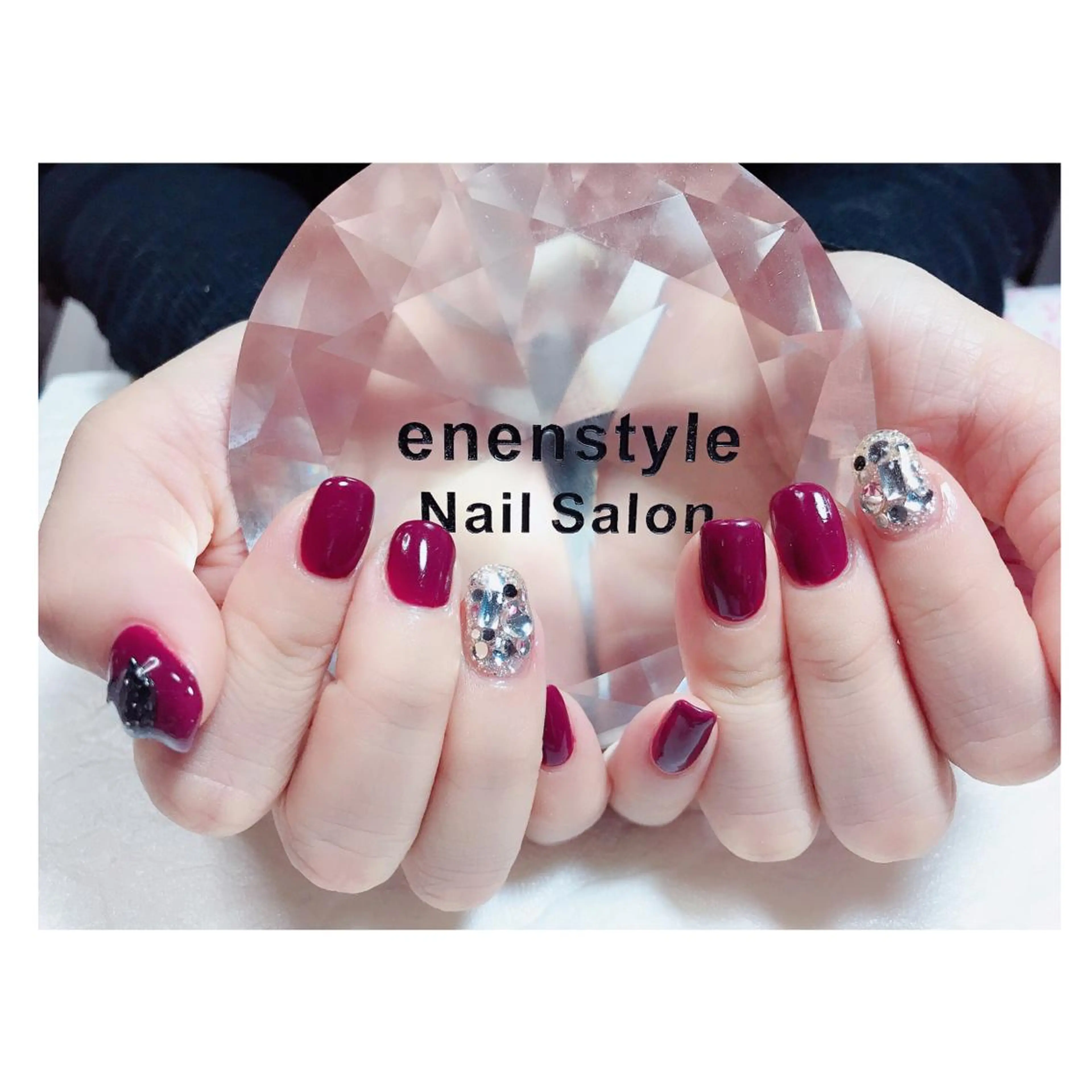 ショート ネイル ジェルネイル ニュアンスネイル オフィスネイル ワンカラーネイル 赤色 👑enen style👑のネイルデザイン