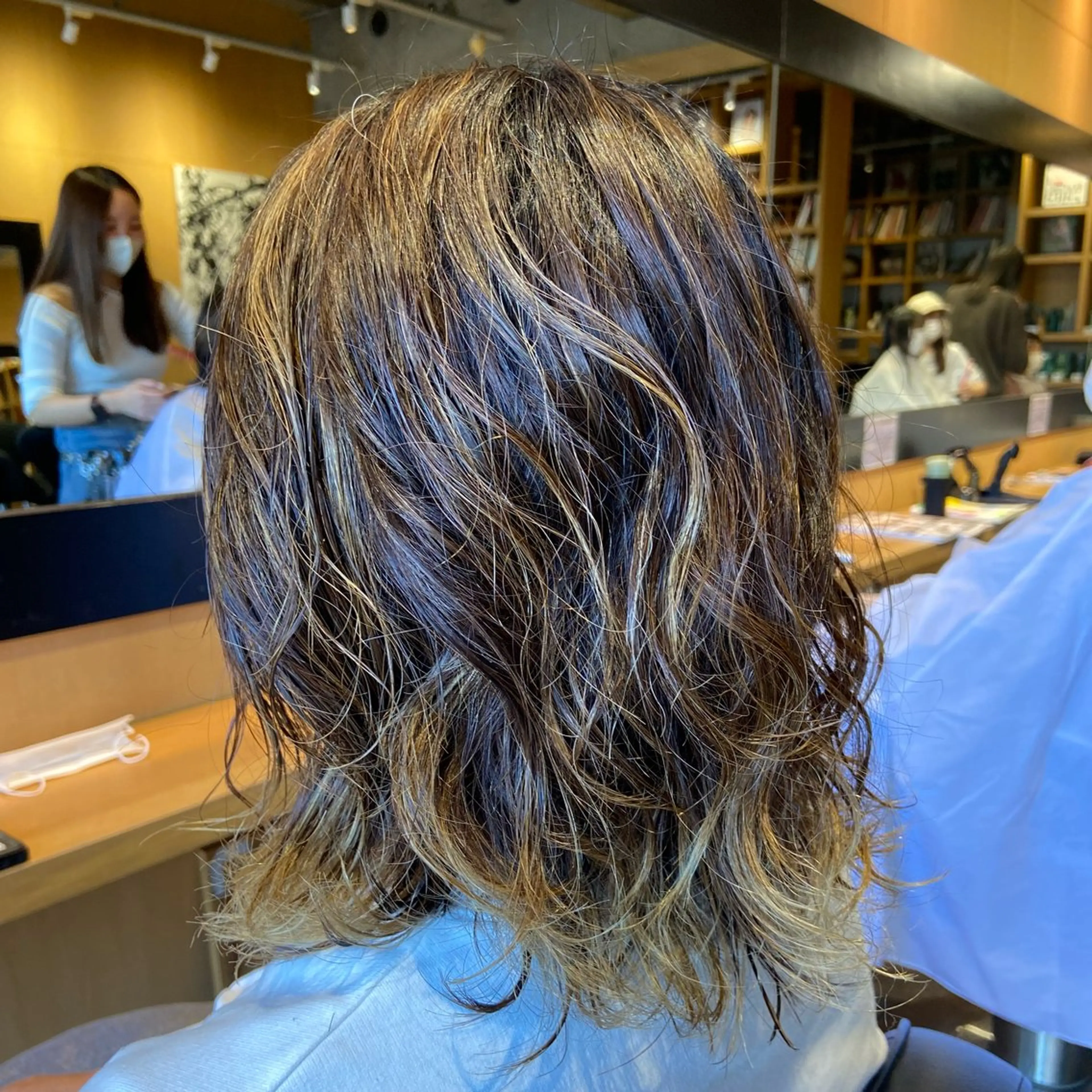ミディアム パーマ イエローカラー ハイライト 外ハネヘア IWASHITA TAKESHIのヘアスタイル