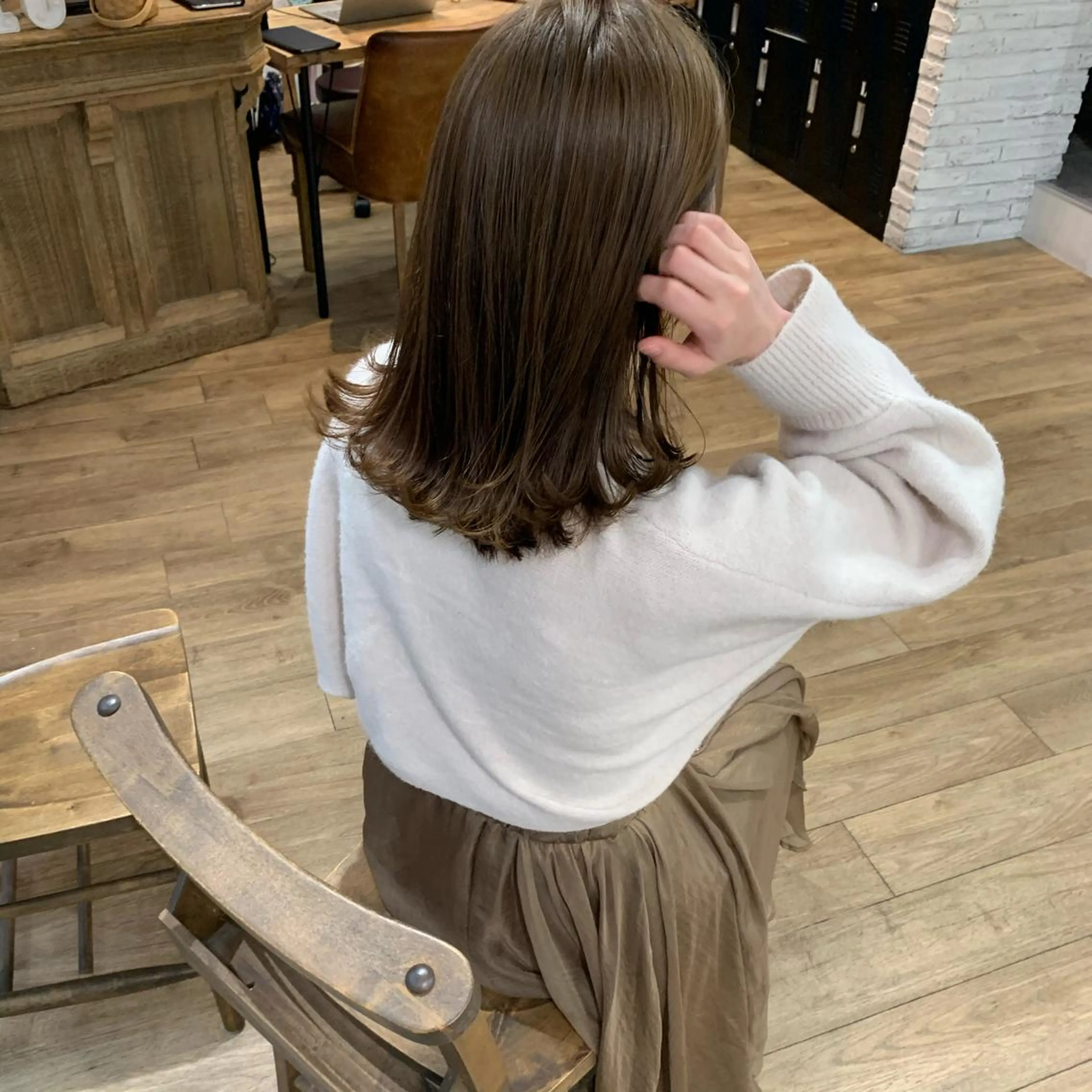 セミロング カラー ベージュカラー ミルクティーベージュ 外ハネヘア カット ヘアカラー トリートメント レイヤー/顔周り /AKARIのヘアスタイル