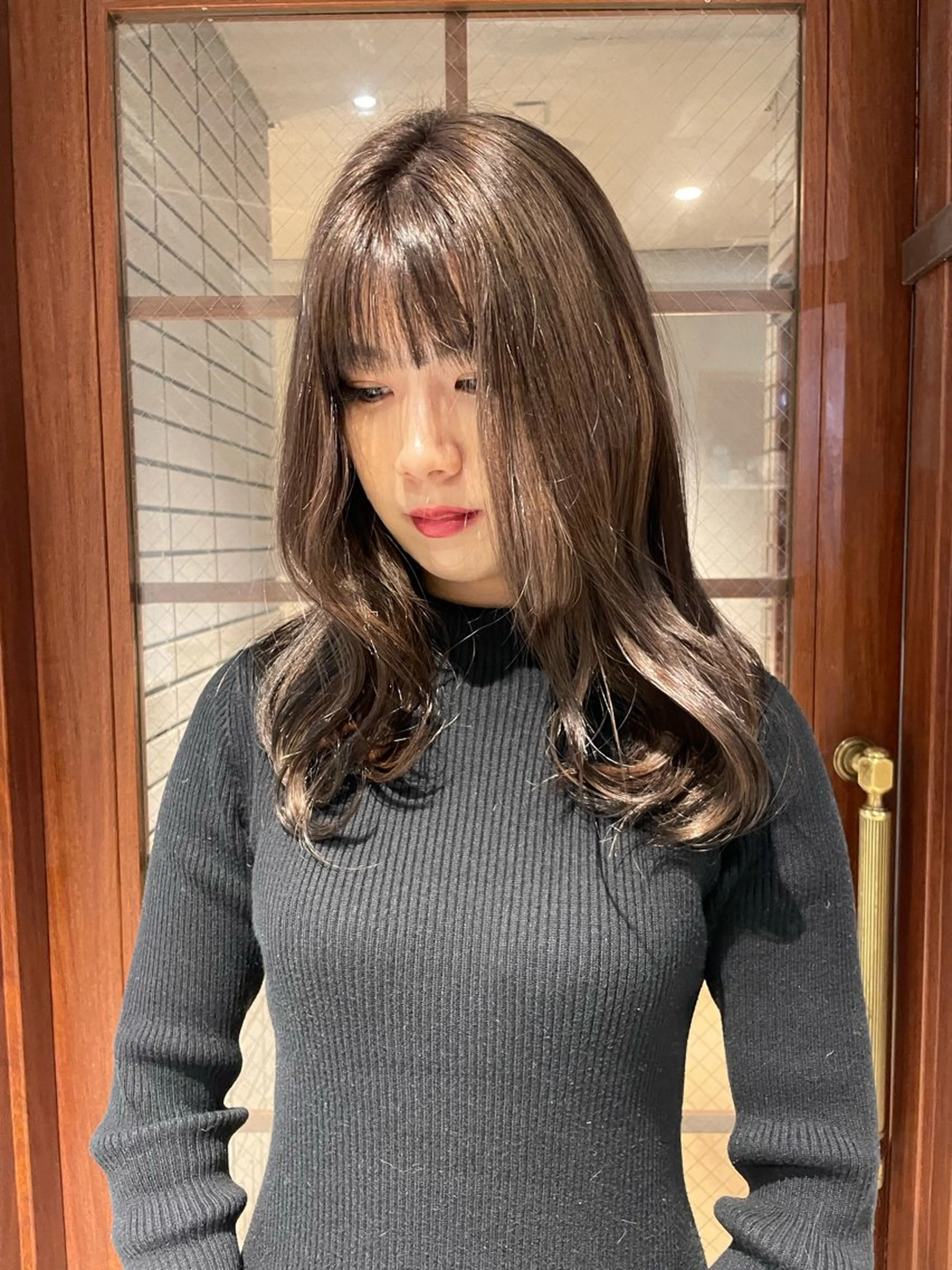 ミディアム カラー ミディアムパーマ ベージュカラー ブリーチ 透明感カラー グレージュ レイヤー×初 パーマ|hinakoのヘアスタイル