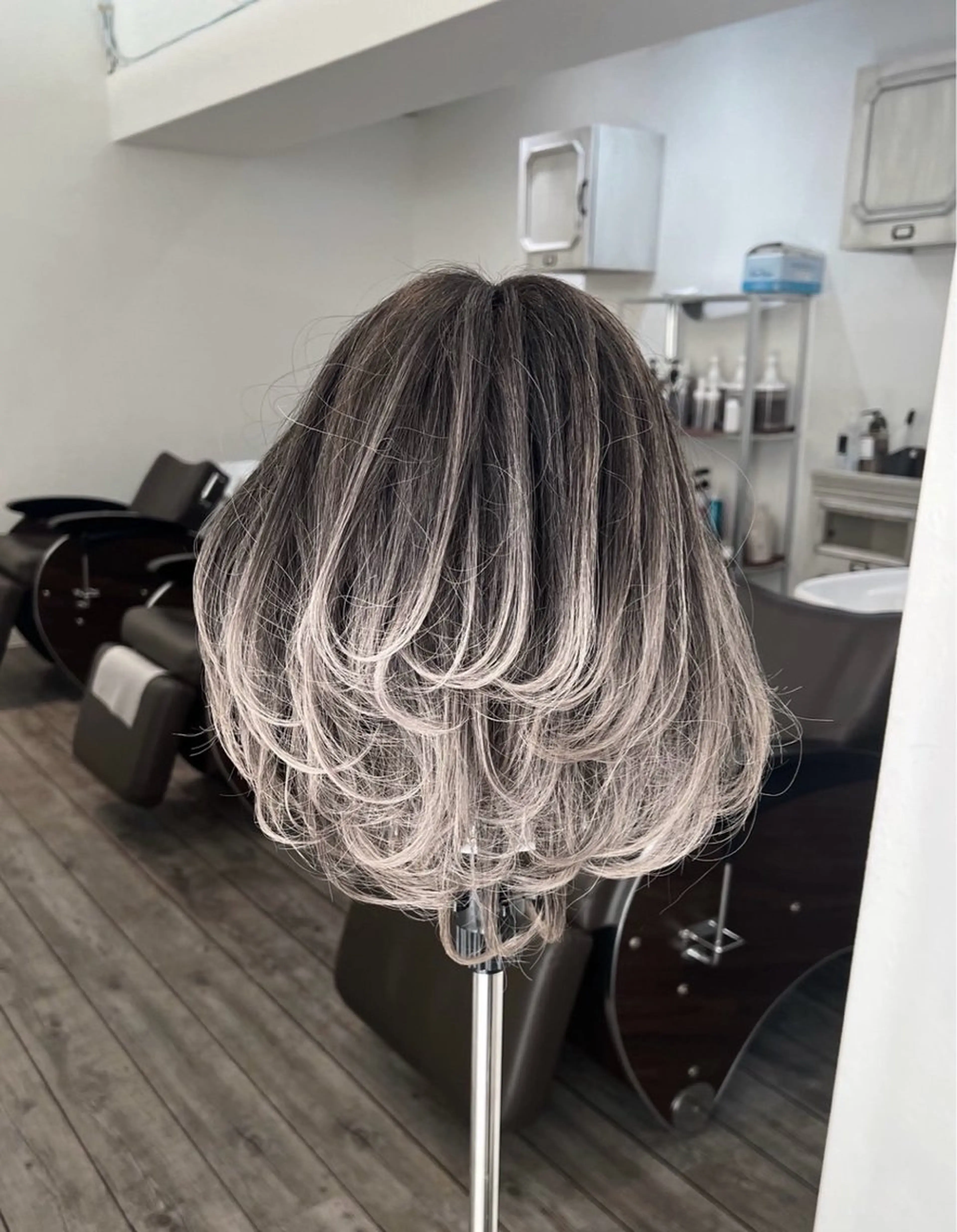 ミディアム カラー バレイヤージュ シルバー ホワイトシルバー レイヤーカット カット ヘアカラー トリートメント ROBIN所属・指名数No.1 /NAOYAのヘアスタイル