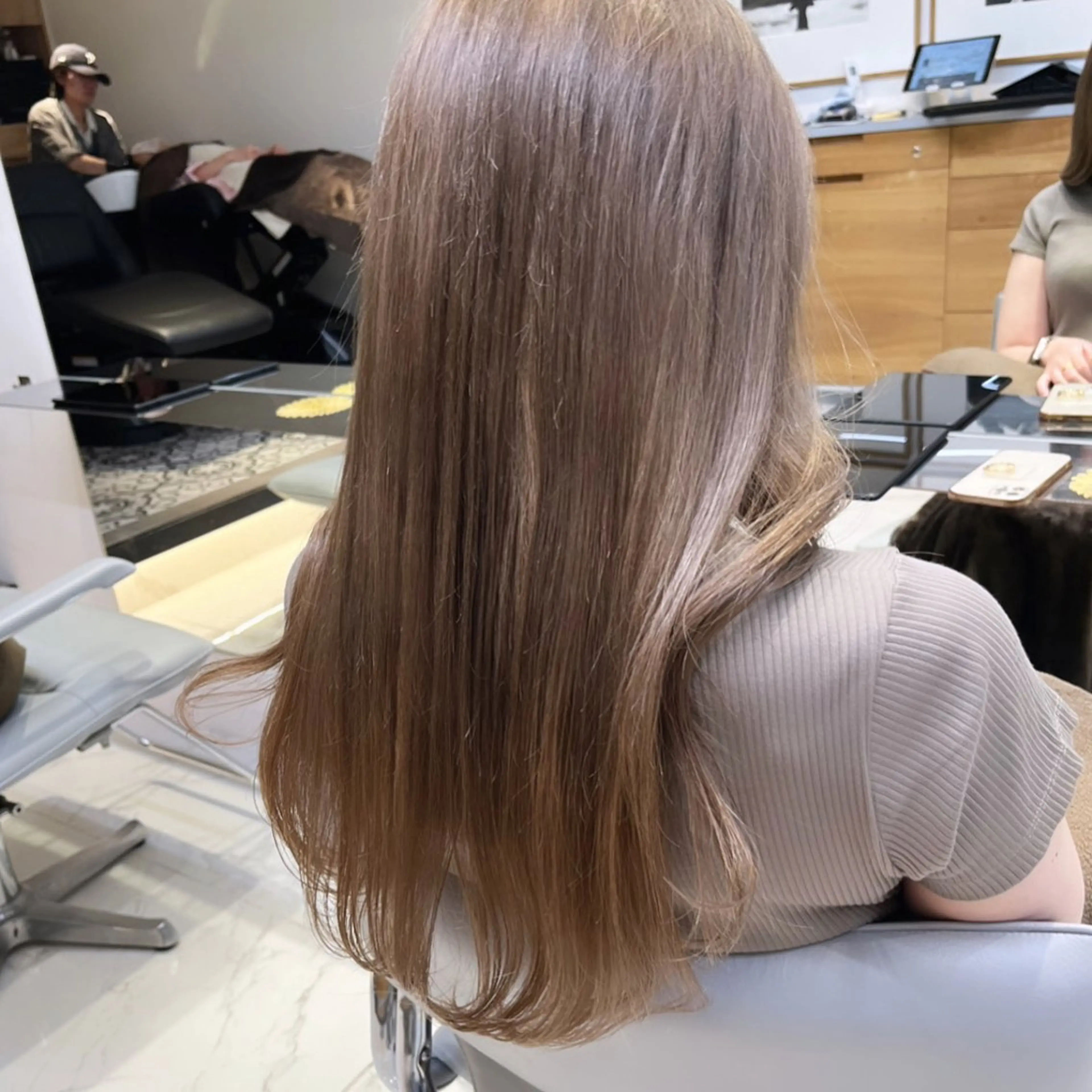 ロング カラー ベージュカラー ブラウンカラー ブラウンベージュ ダブルカラー ハイトーンカラー ヘアカラー トリートメント ヘッドスパ ヘアセット カジュアルを女っぽく 𝗮𝘆𝗮𝗰𝗼のヘアスタイル