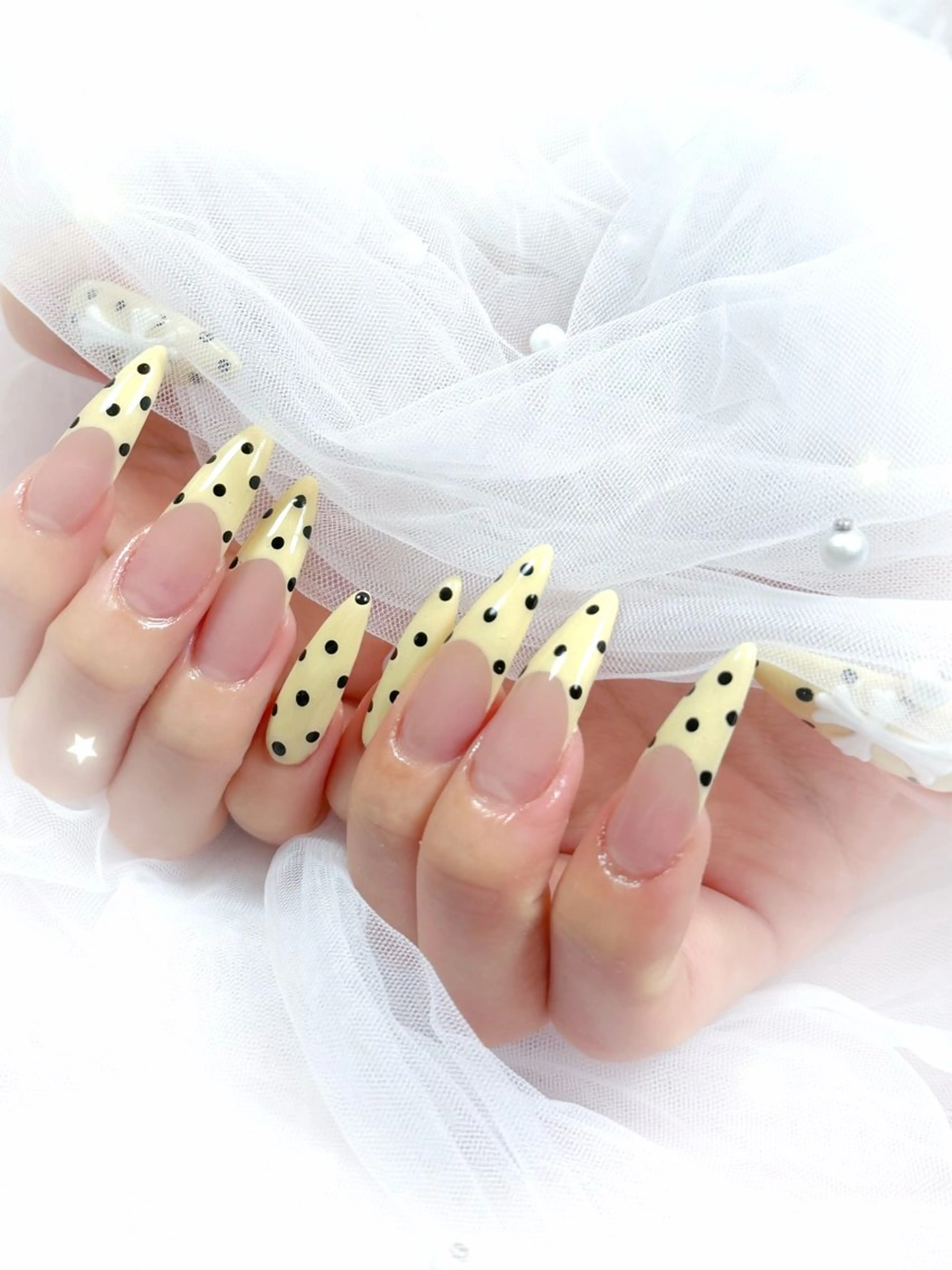 ネイル ドット フレンチネイル 黄色 S. Hanaのネイルデザイン