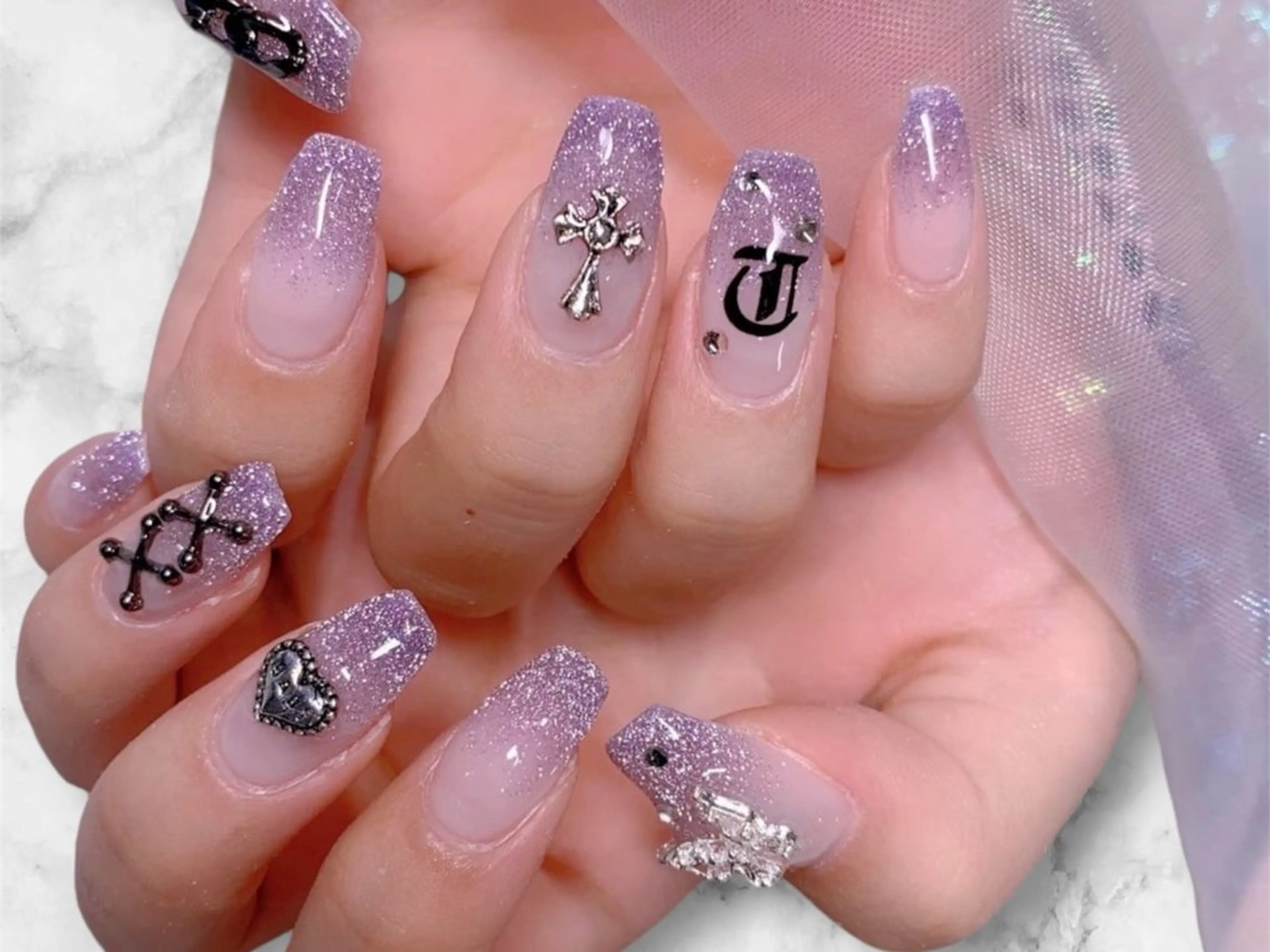 ネイル アートネイル 持ち込み ハンドネイル ハンドケア EMILIO NAIL所属・スカルプ専門店長さ だしエミリオ ネイルのネイルデザイン