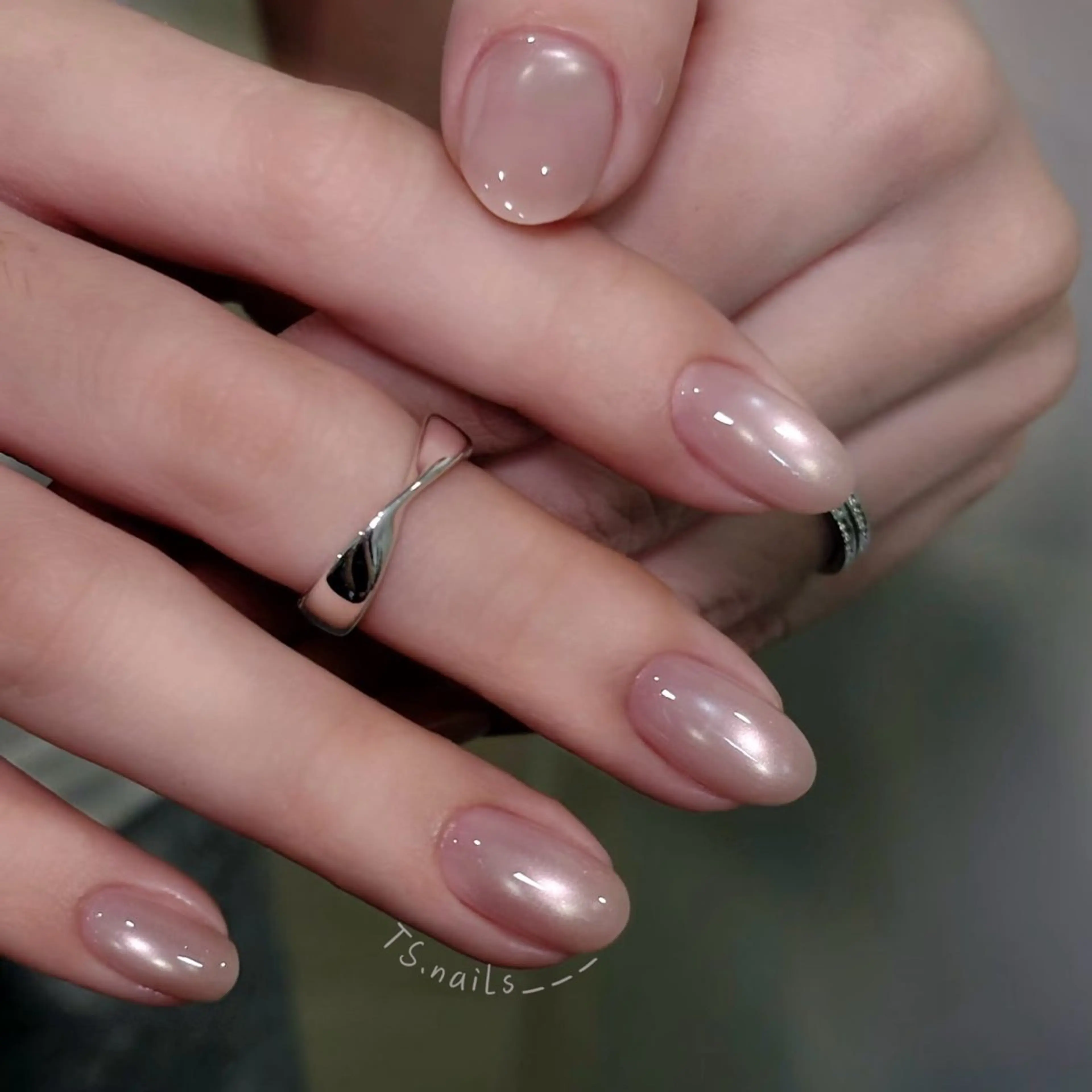 【美大生‼️ネイリスト】シンプルSNSで大人気ビー玉ネイル｜マグネットワンカラーの写真