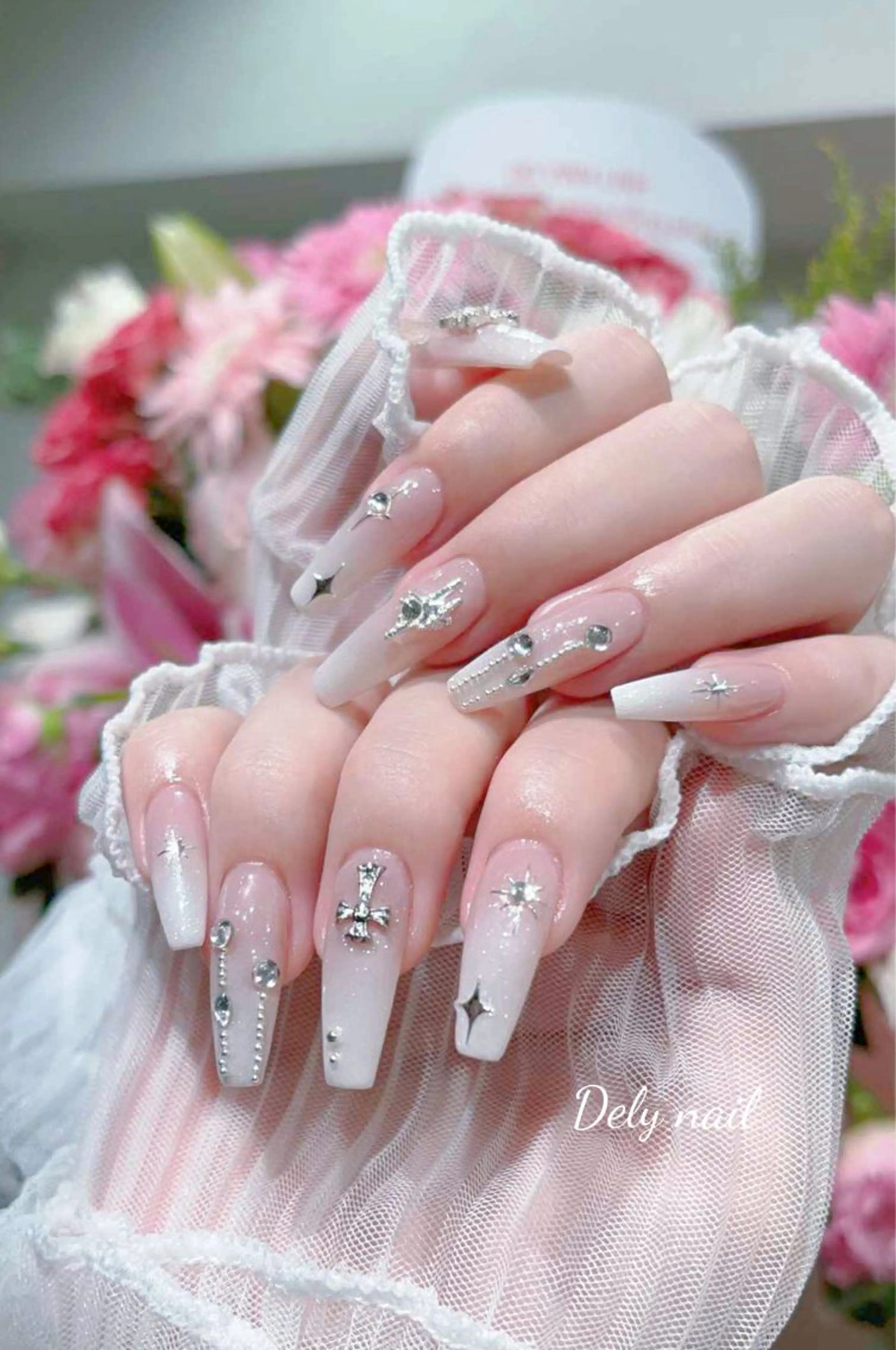 ネイル ゴージャス キラキラネイル ミラーネイル シルバー ストーンネイル ハンドネイル Dely Nailのネイルデザイン