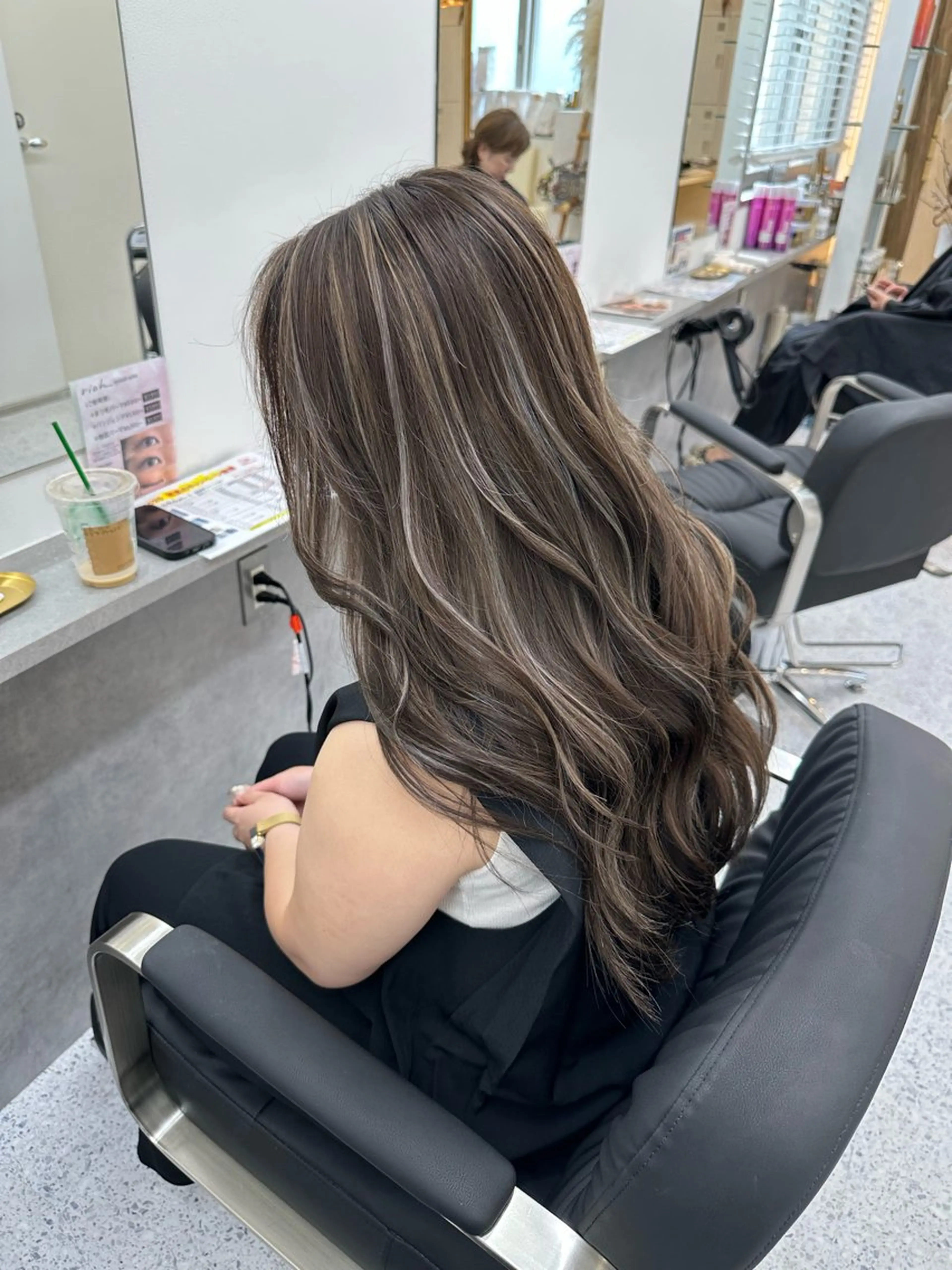 ロング ハイライト 宮本 亜依のヘアスタイル