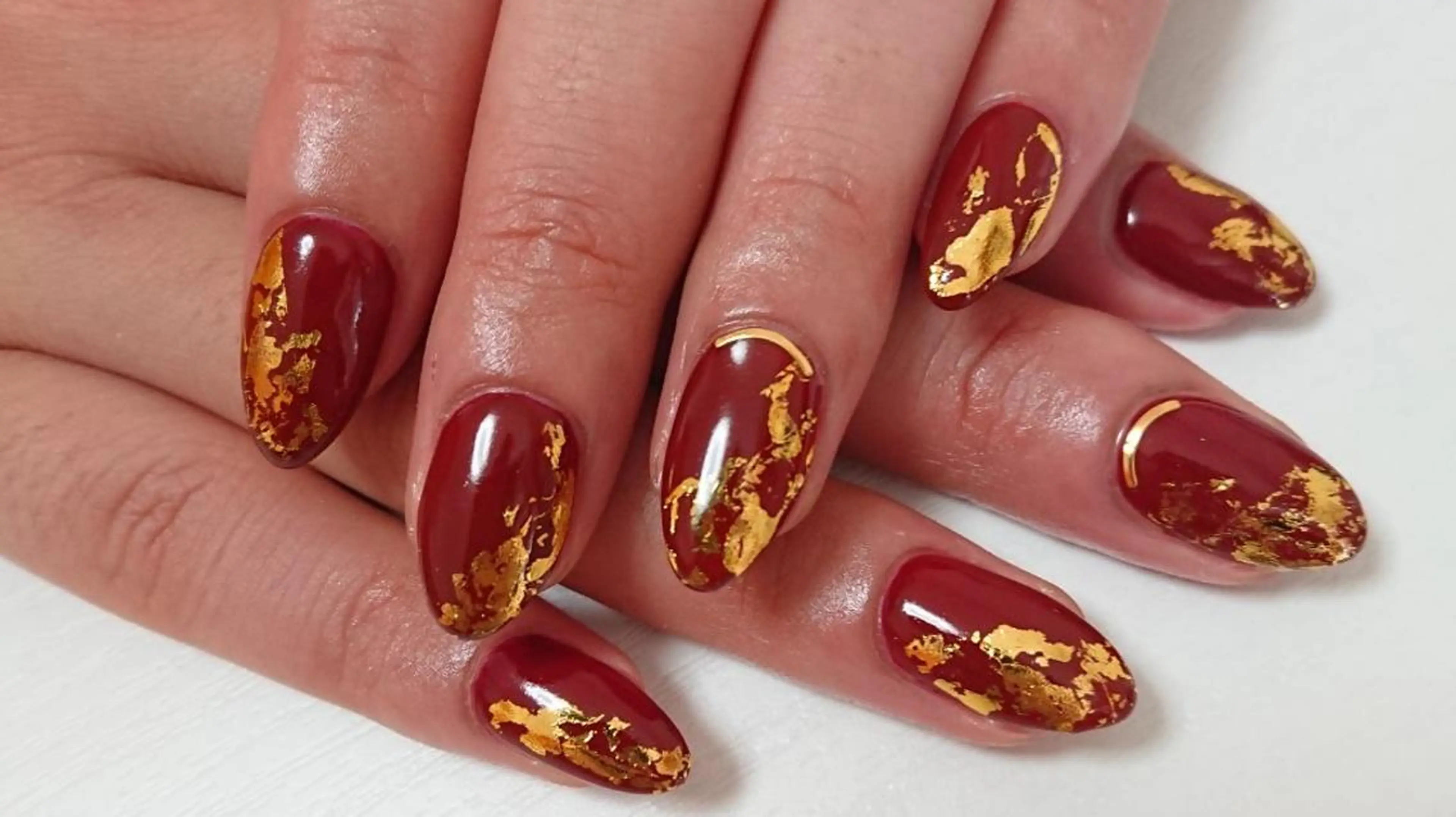 ネイル ボルドー ゴールド Lilith Nailのネイルデザイン