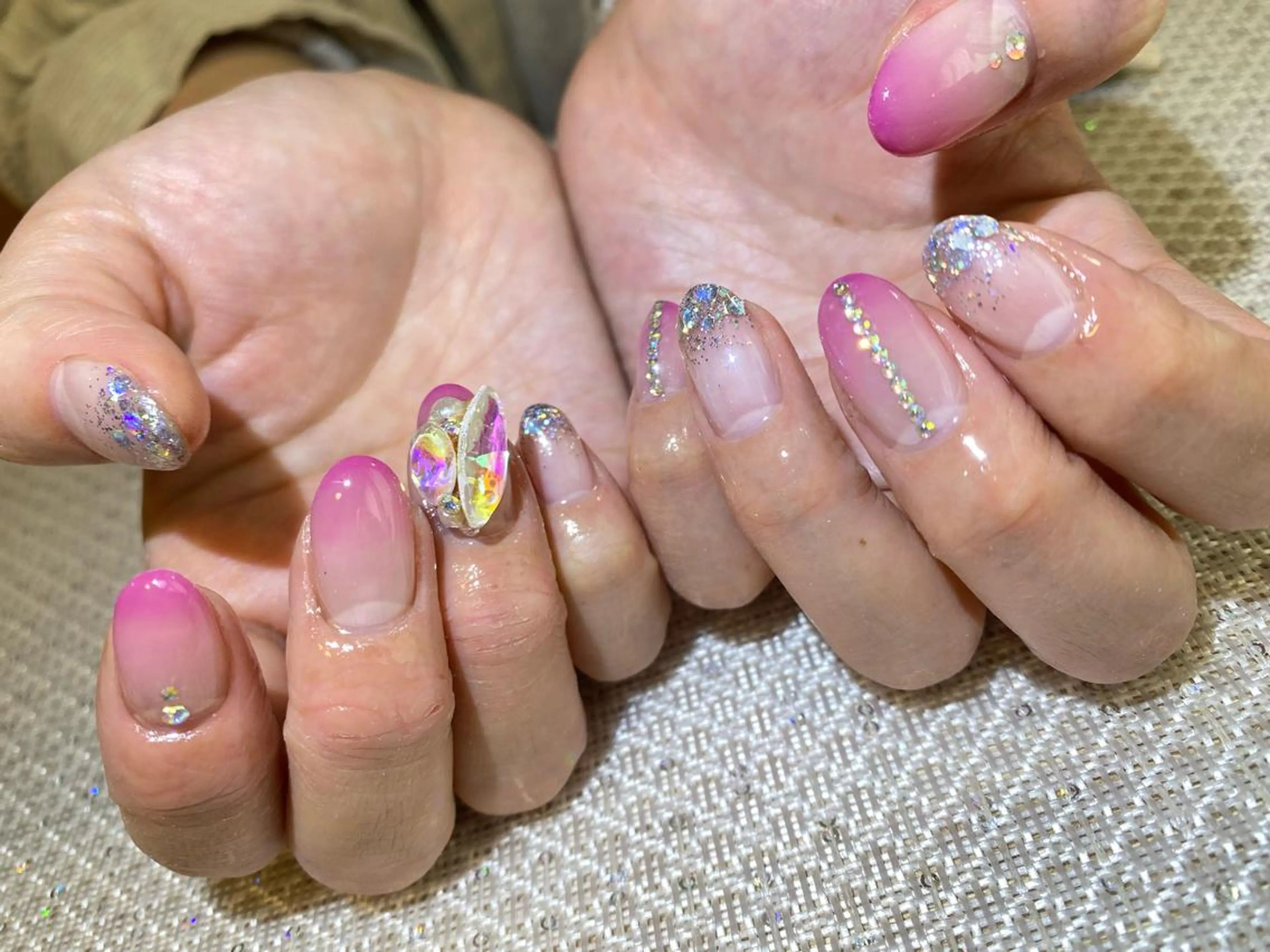 ネイル オーロラネイル グラデーション ピンク ストーンネイル will 有希のネイルデザイン