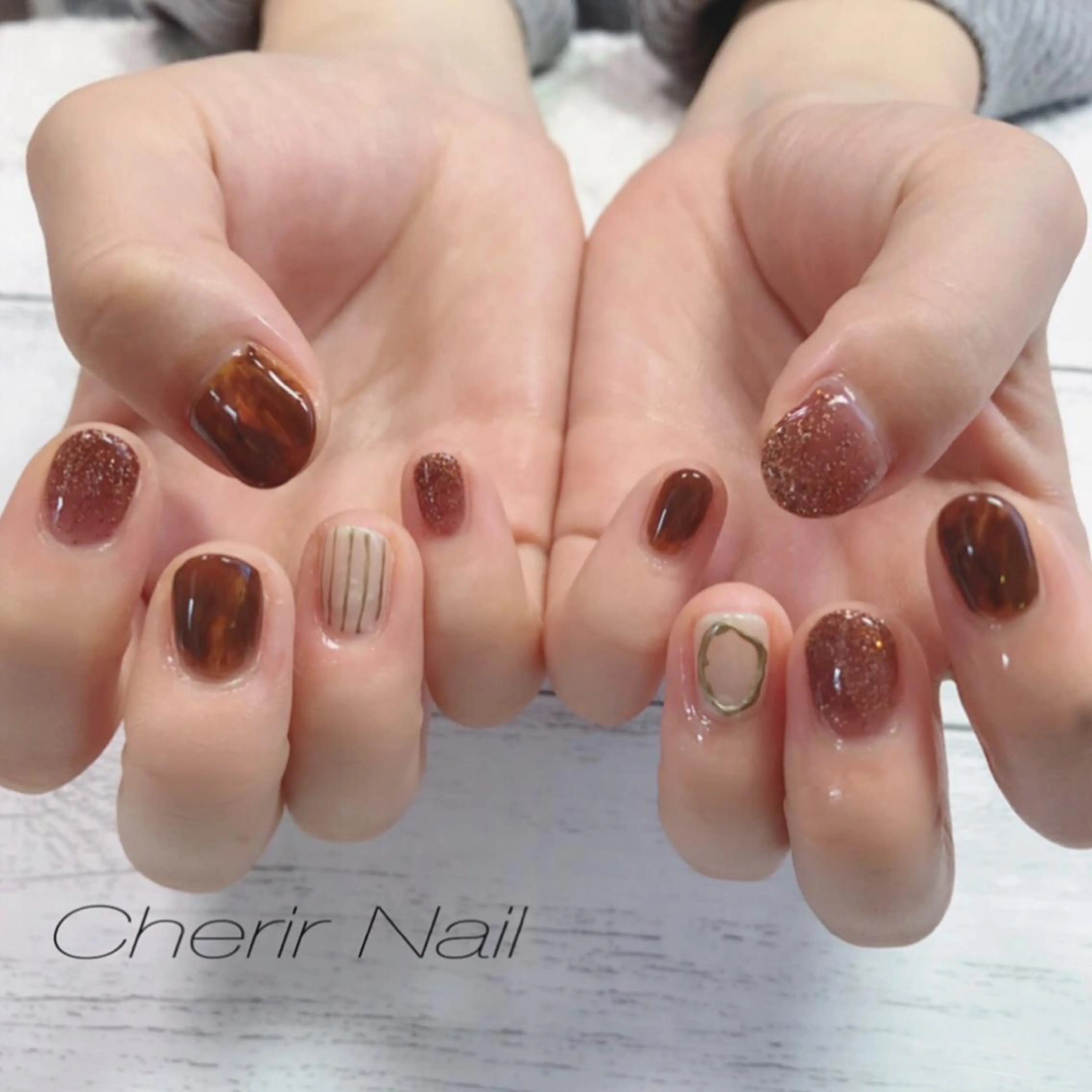 ネイル アートネイル べっ甲ネイル ブラウン ラメ(グリッター) ニュアンスネイル Cherirnail kaoriのネイルデザイン