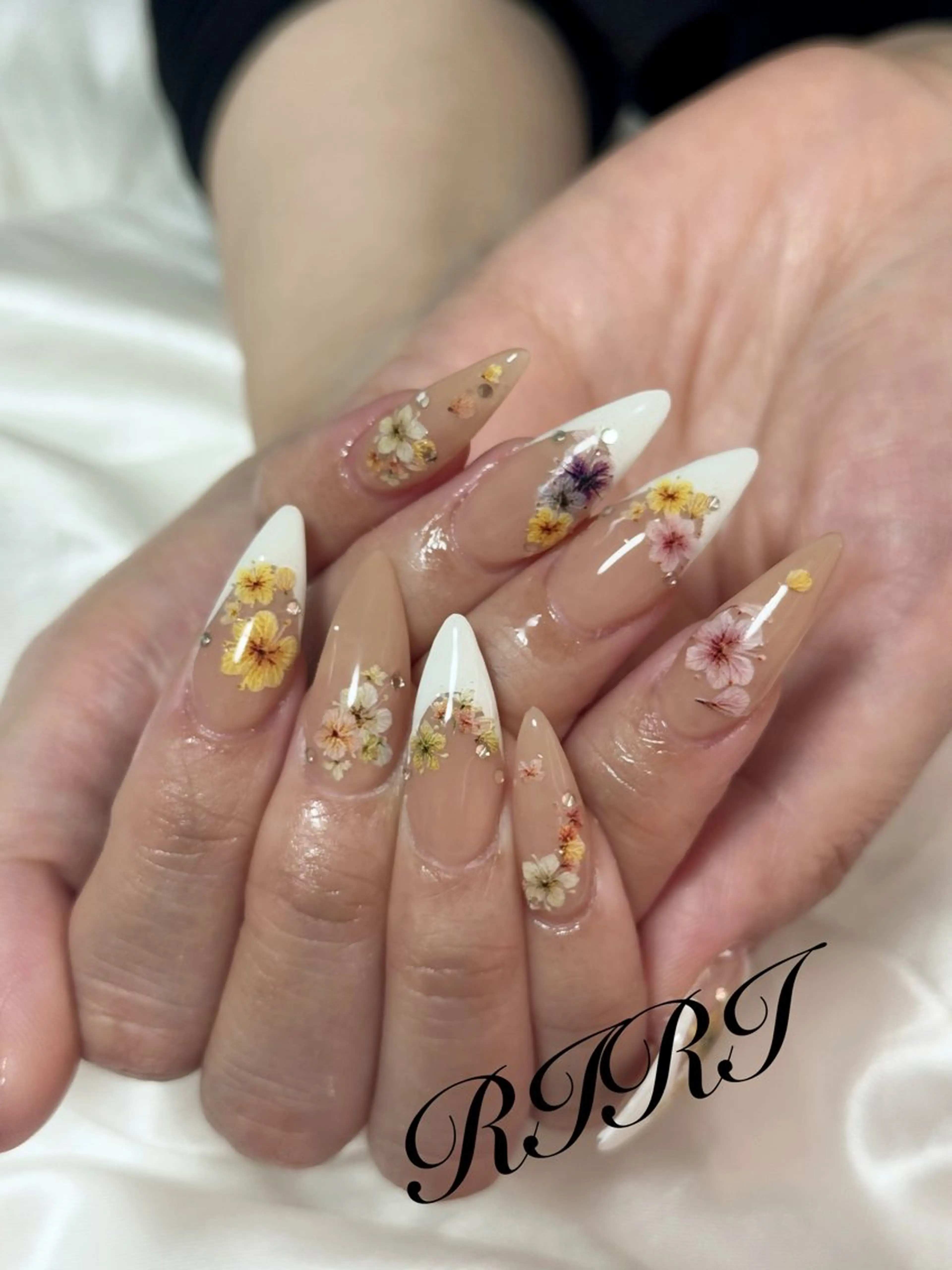 ネイル フラワーネイル フレンチネイル ジェルネイル ロングネイル スカルプネイル ハンドネイル riri オーナーのネイルデザイン