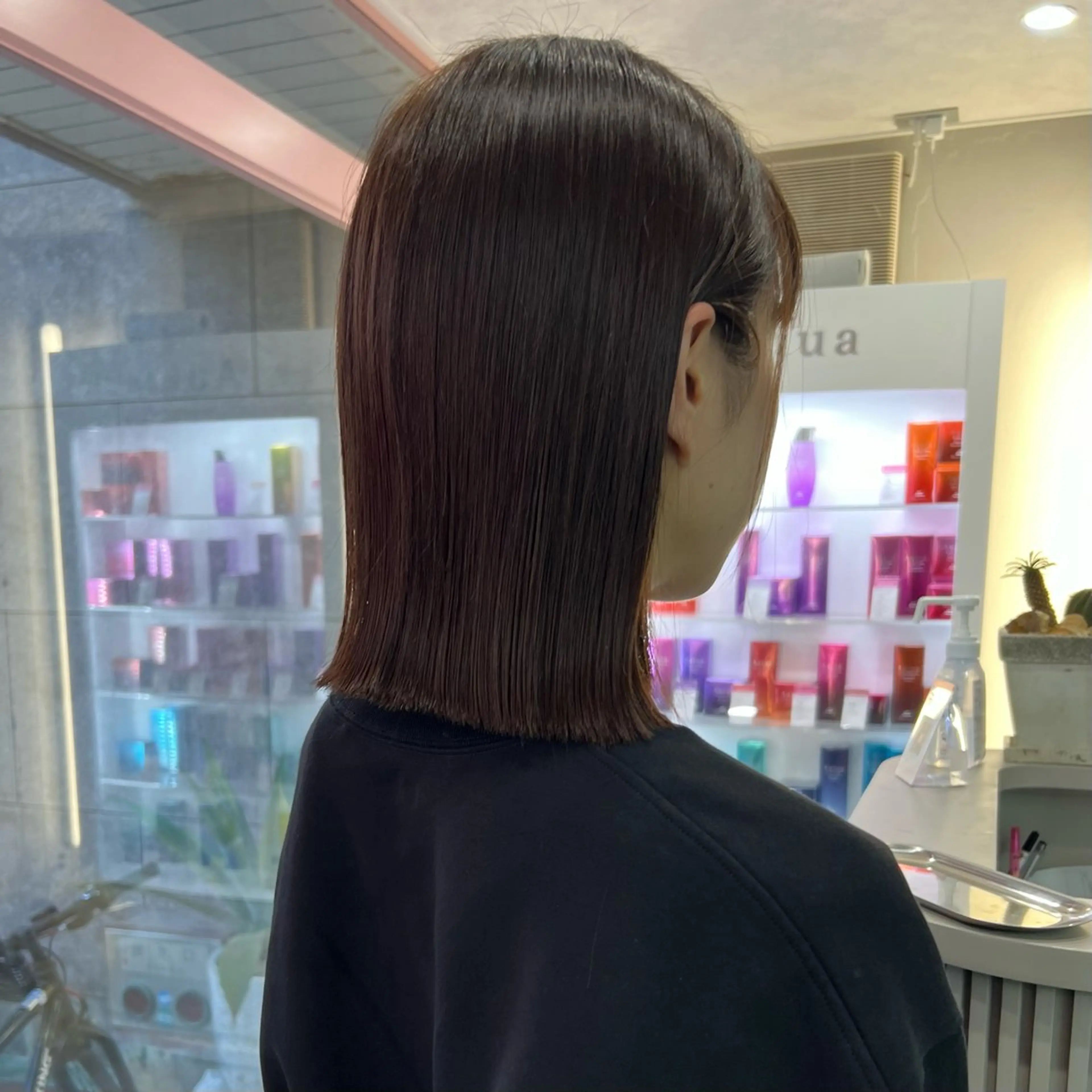 ミディアム ボブ カット ヘアカラー トリートメント 岸下 理緒のヘアスタイル