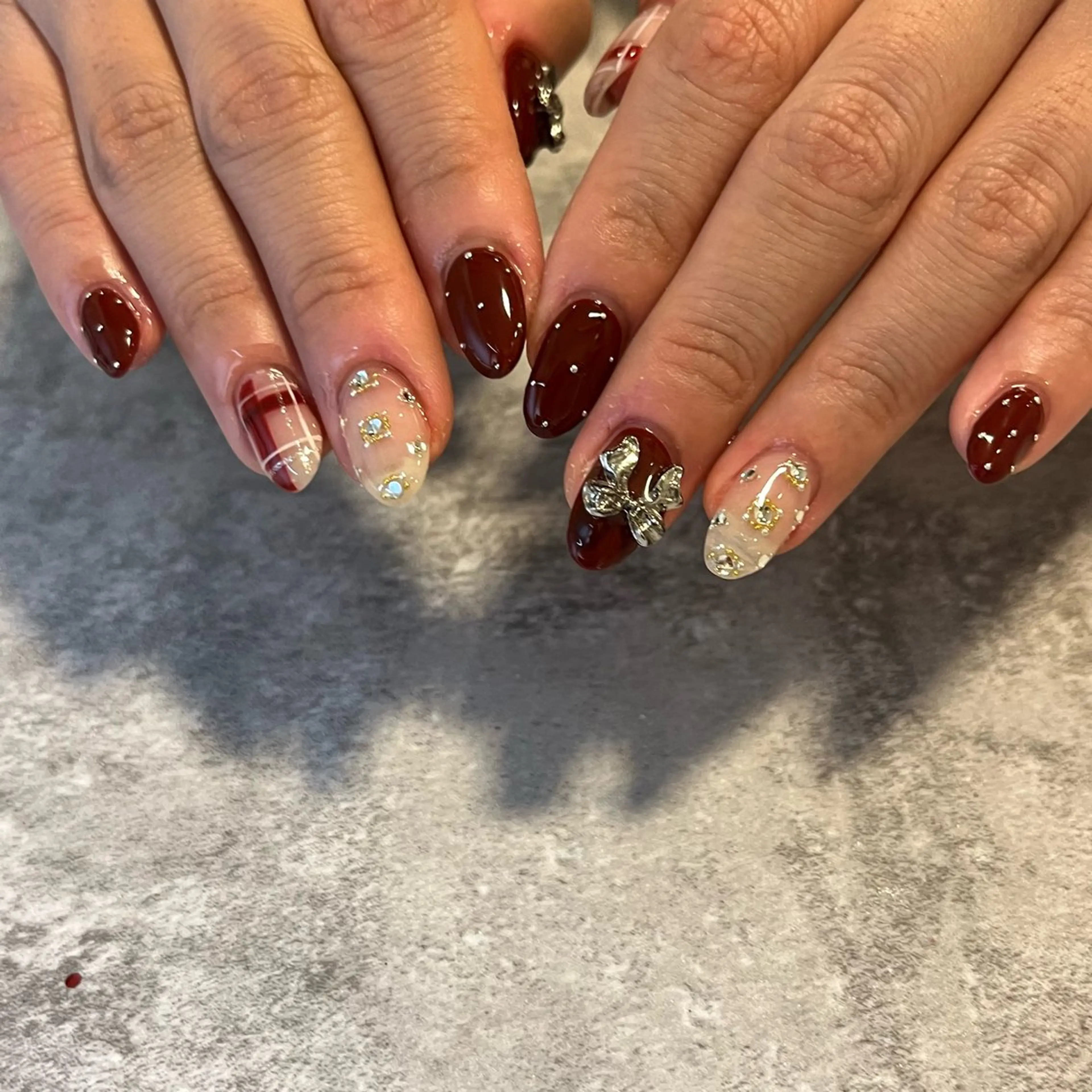 ネイル アートネイル ボルドー リボン 冬ネイル クリスマス ハンドネイル Lélia nailのネイルデザイン