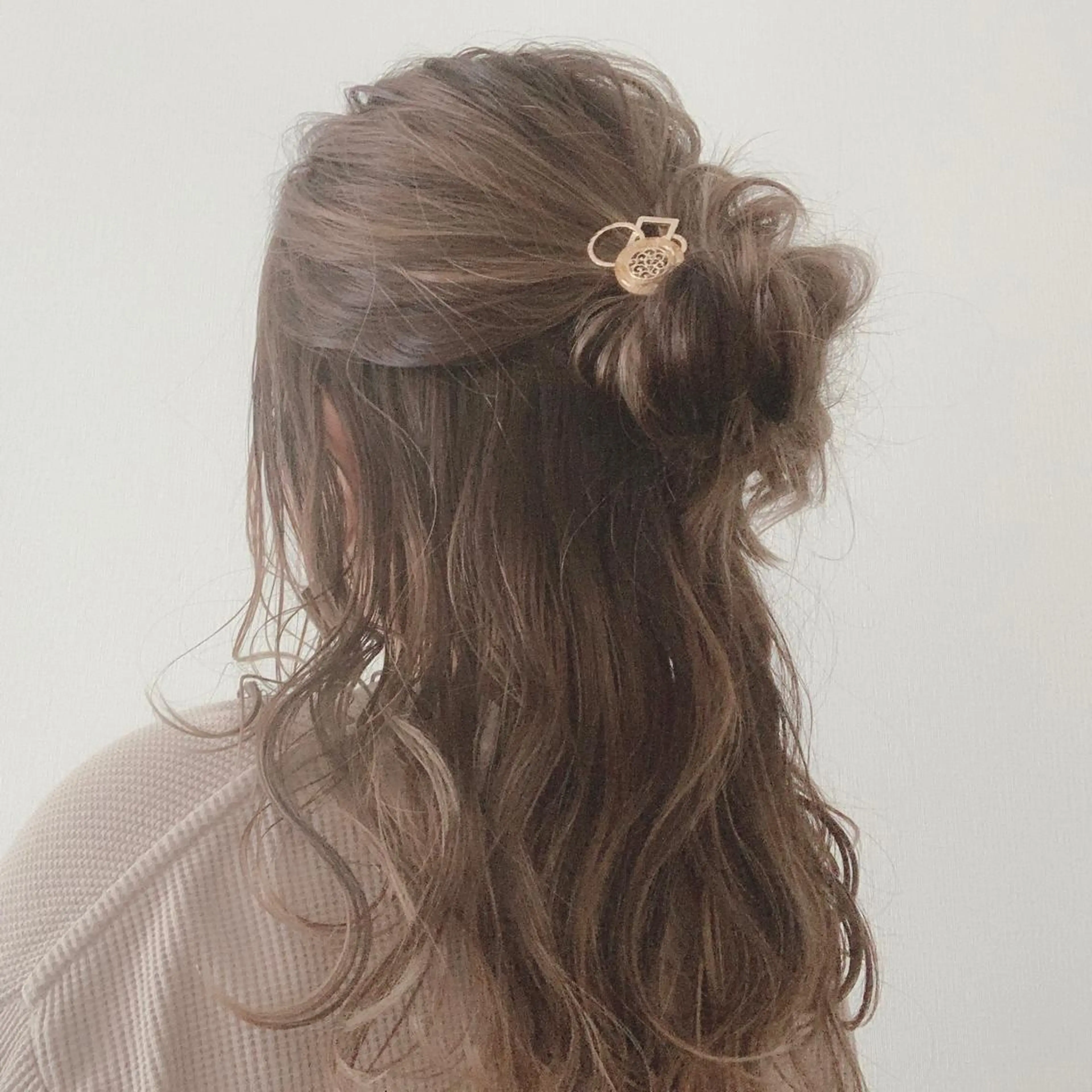 セミロング ヘアアレンジ ハーフアップ お団子ヘア NUMBER_ ユイナのヘアスタイル