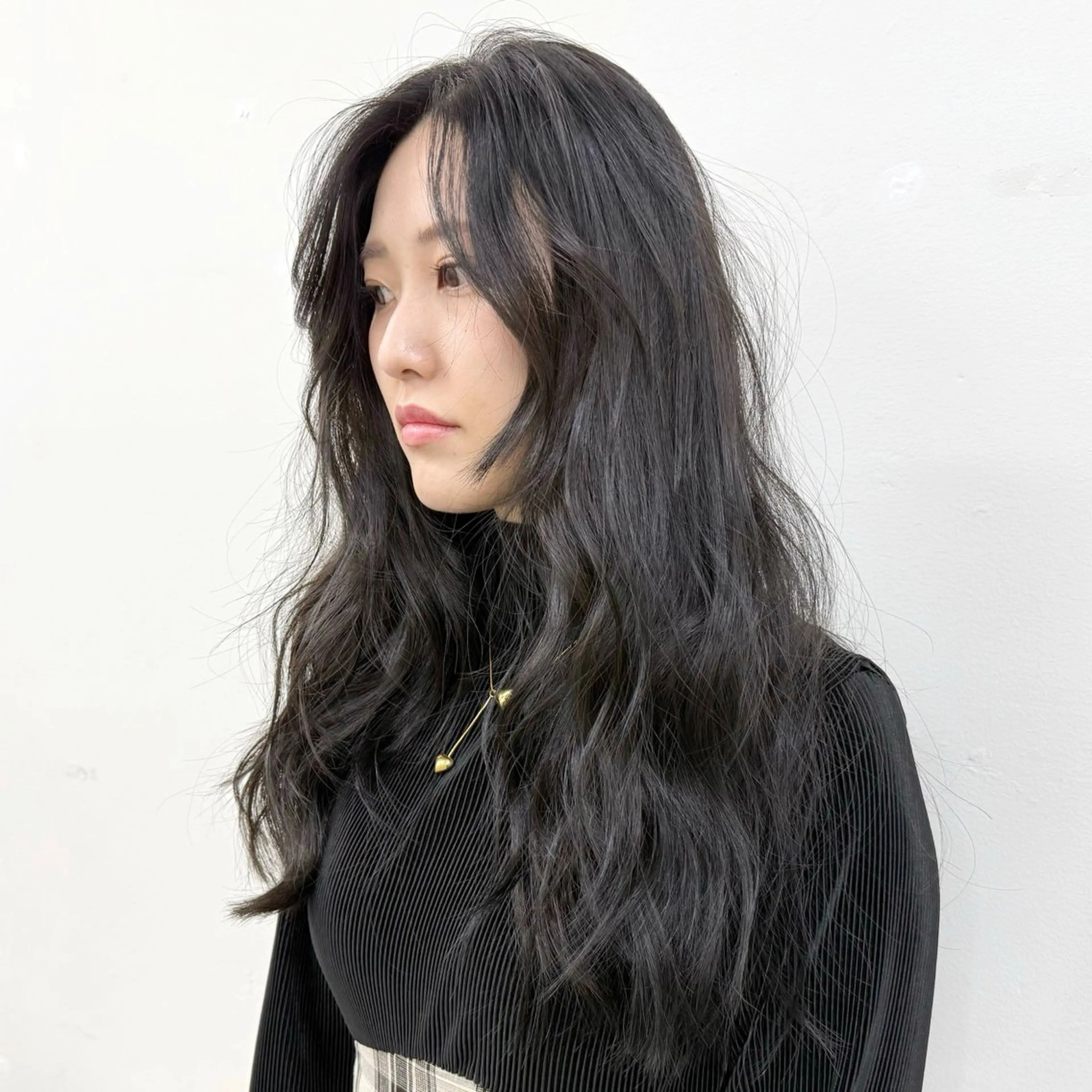 ロング カラー 透明感カラー ダークグレー ダークグレージュ グレージュ カット ヘアカラー トリートメント 中谷大志朗 学割レイヤーカットのヘアスタイル