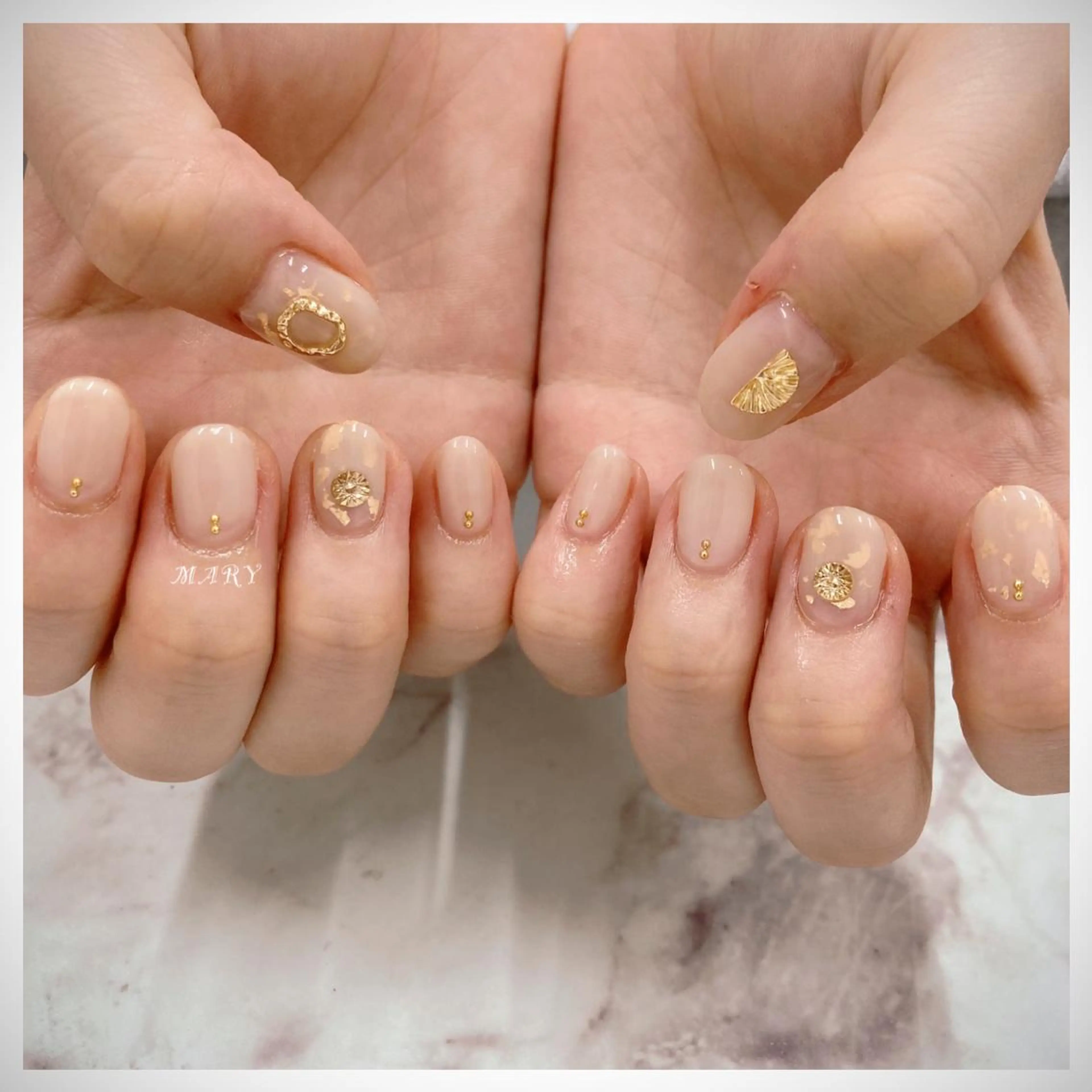 ネイル ゴールド グラデーション ニュアンスネイル シンプルネイル ハンドネイル Mary nail .narumiのネイルデザイン