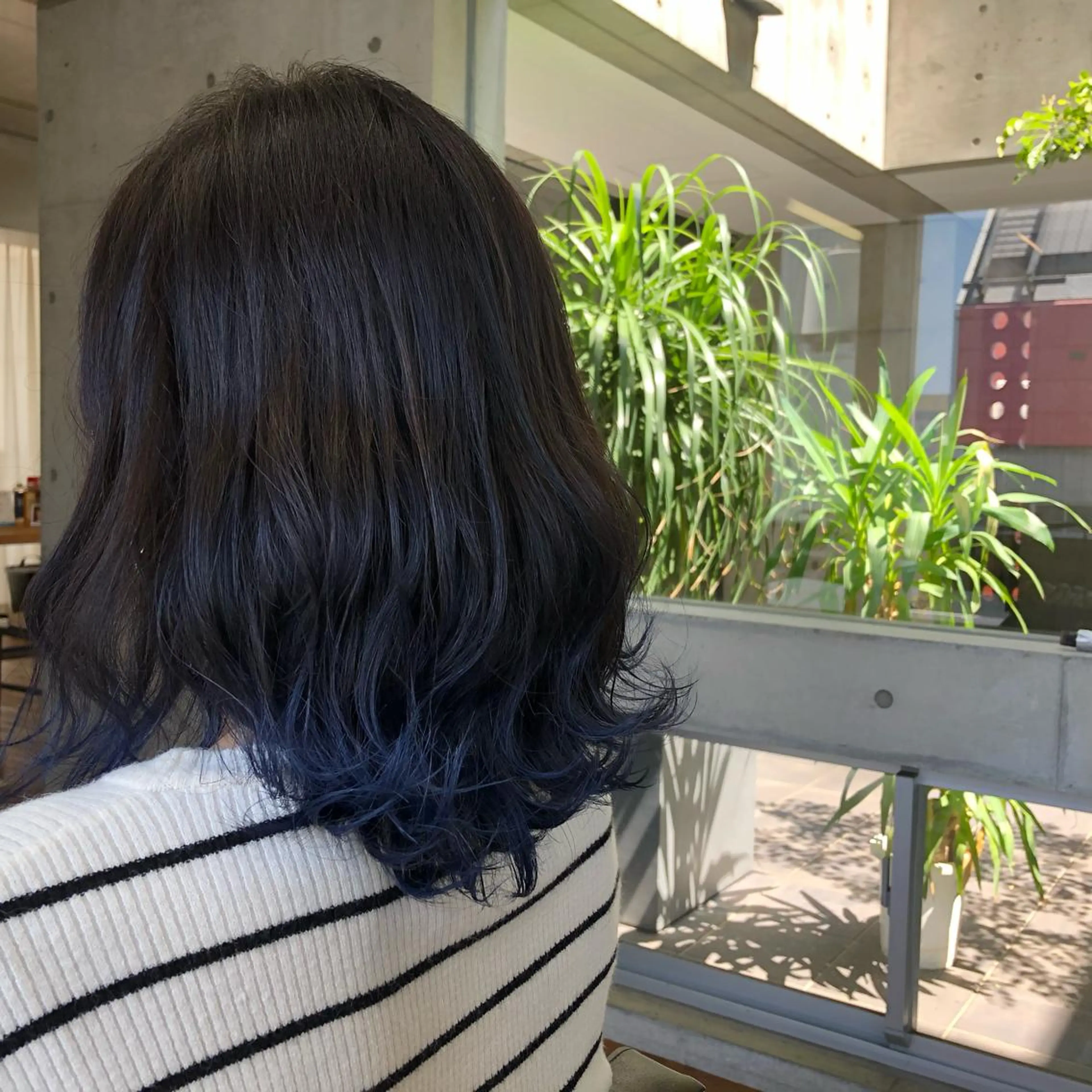 ミディアム カラー ブルーカラー ブルーバイオレット バイオレットカラー nagisa /縮毛矯正のヘアスタイル