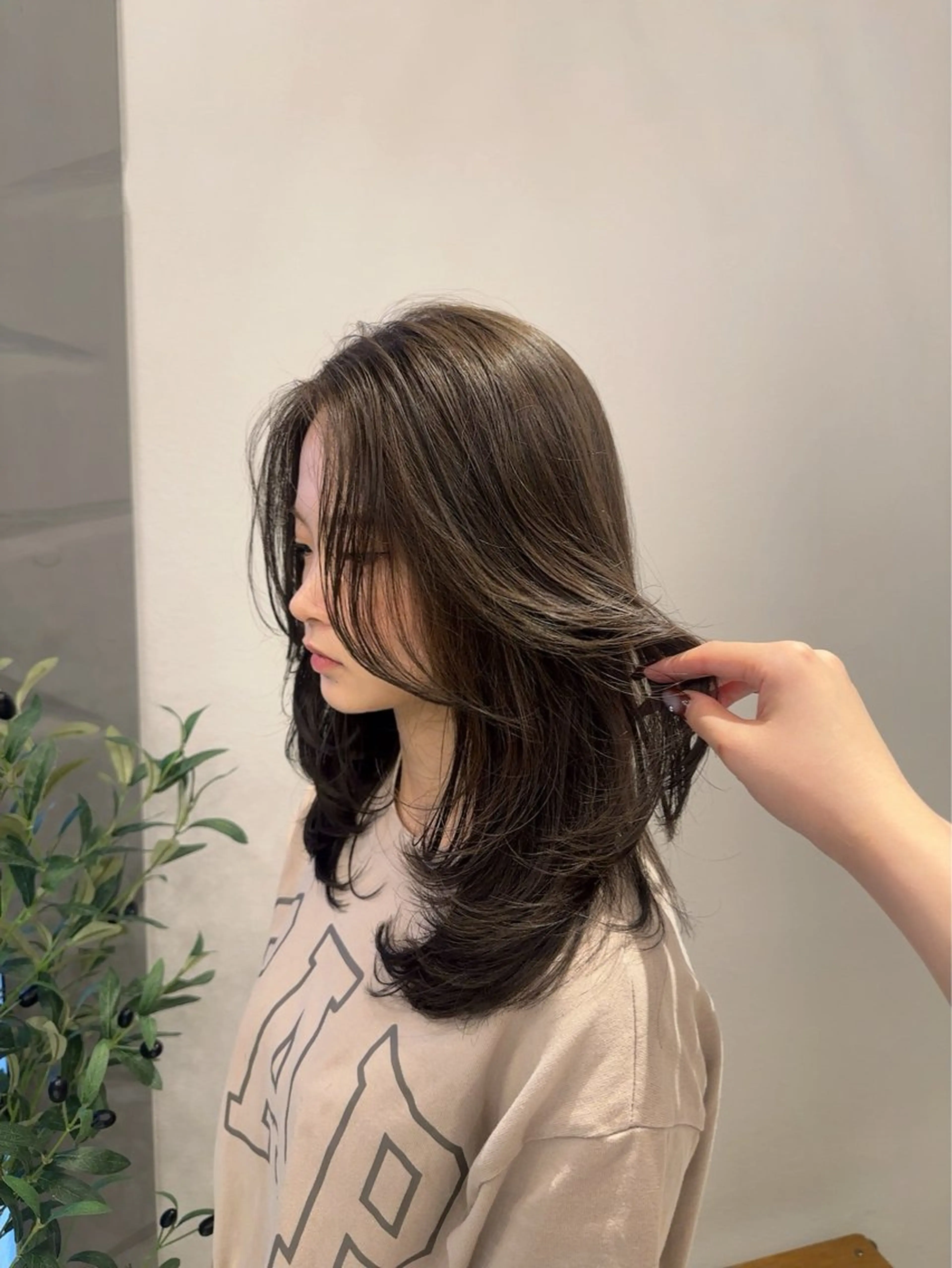 セミロング カット ヘアカラー 透け感オリーブ/レイ ヤーカット/KaHoのヘアスタイル