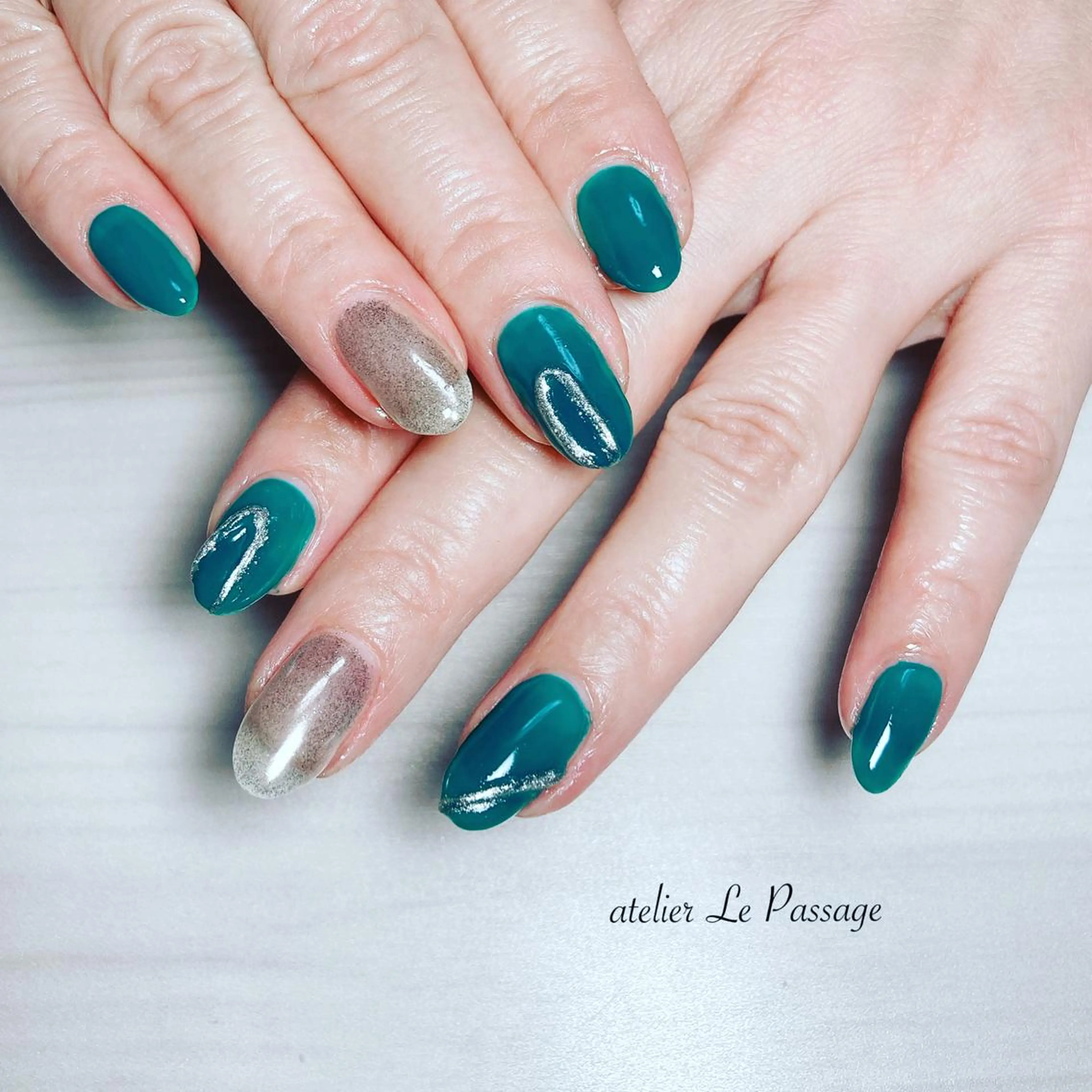 ネイル ジェルネイル グリーン キラキラネイル ラメ(グリッター) オフィスネイル h nakatsukaのネイルデザイン