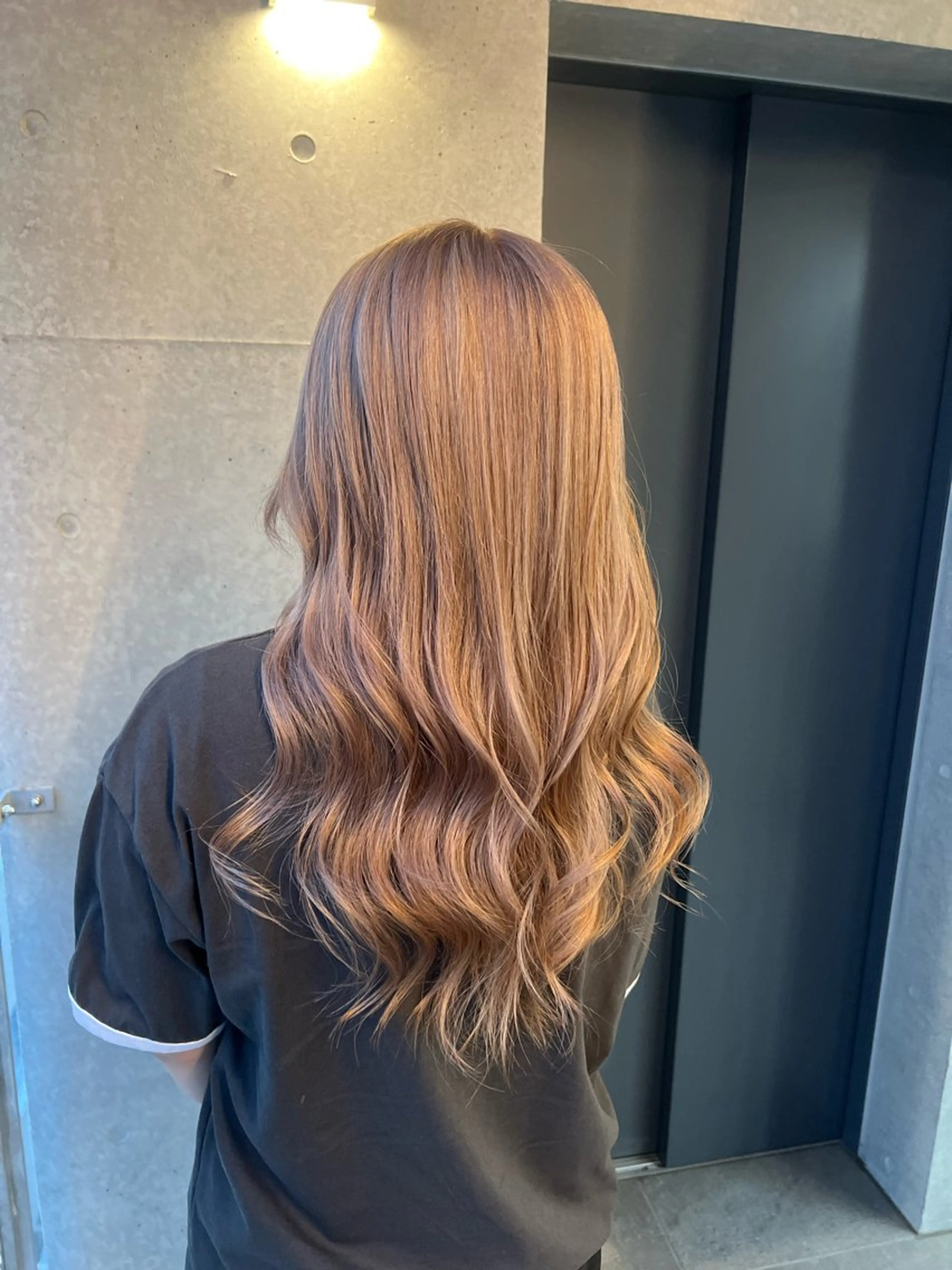ロング カラー ベージュカラー ブリーチ ハイトーンカラー ピンクカラー ピンクベージュ ヘアカラー 吉野 瑳桜のヘアスタイル