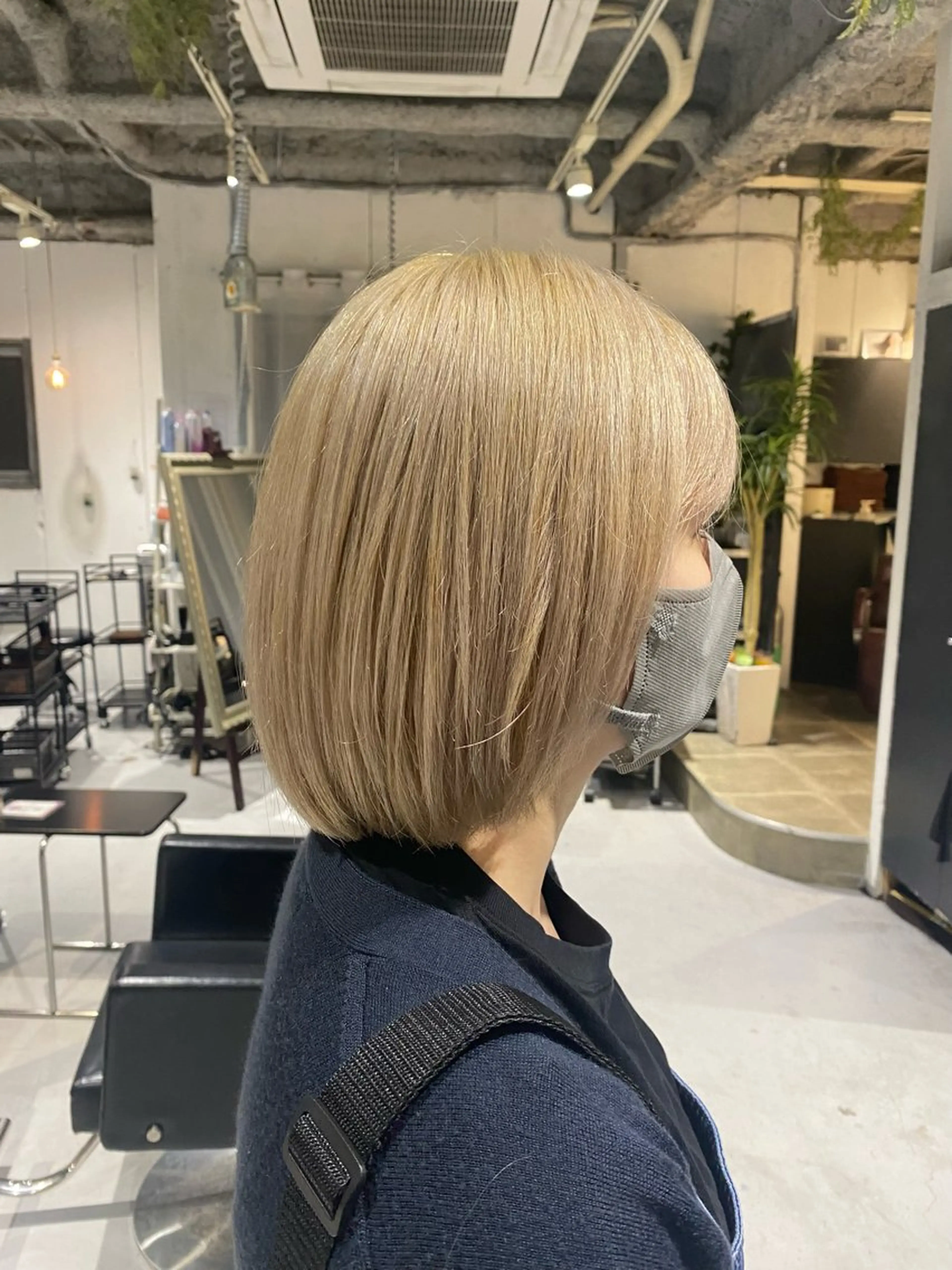 ミディアム カラー ブロンド ホワイトブロンド 🩶ハイトーン /レイヤーはちすのヘアスタイル