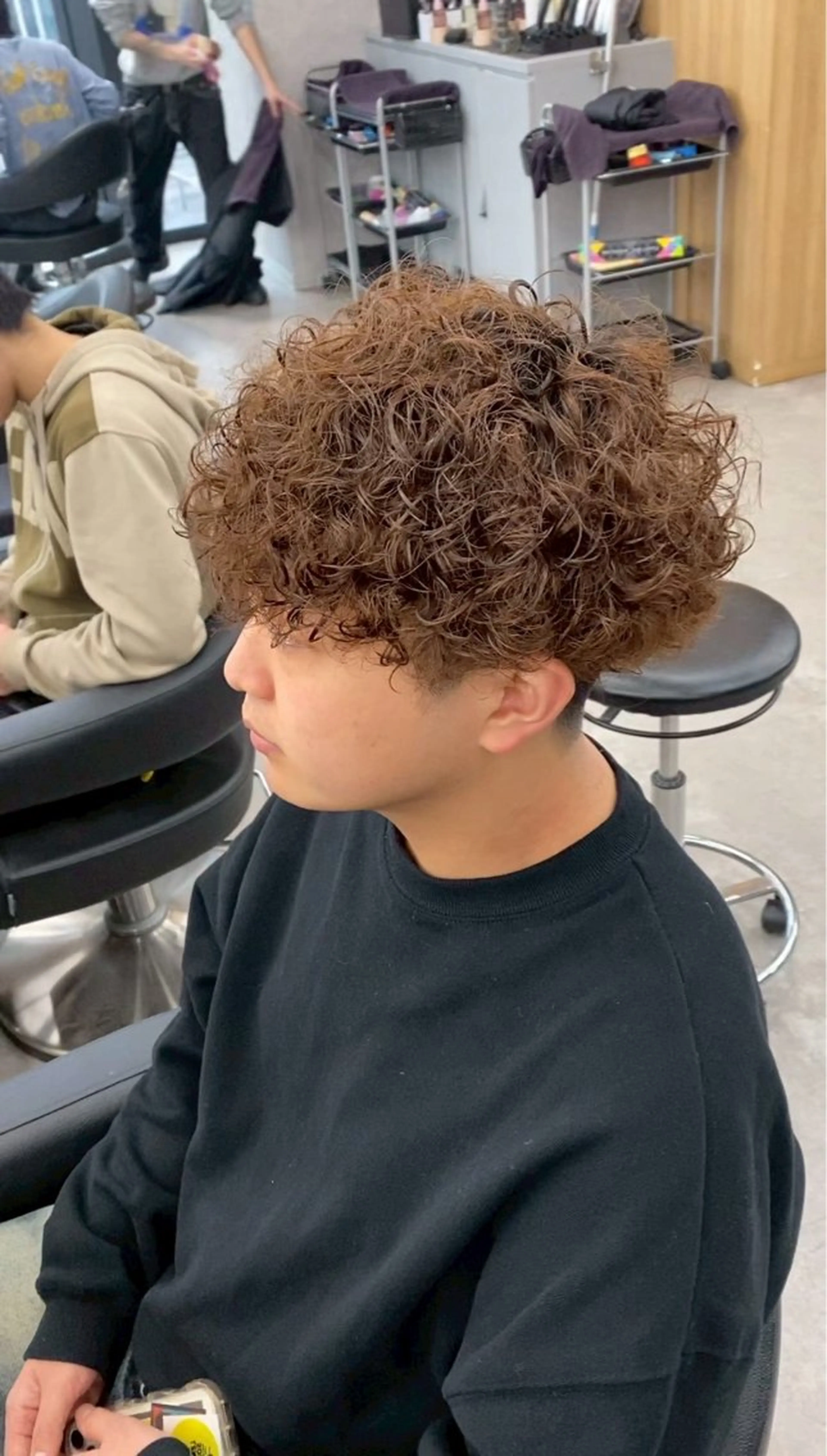 ミディアム カラー パーマ メンズ スペインカール ブラウンカラー 三浦 洋斗のヘアスタイル