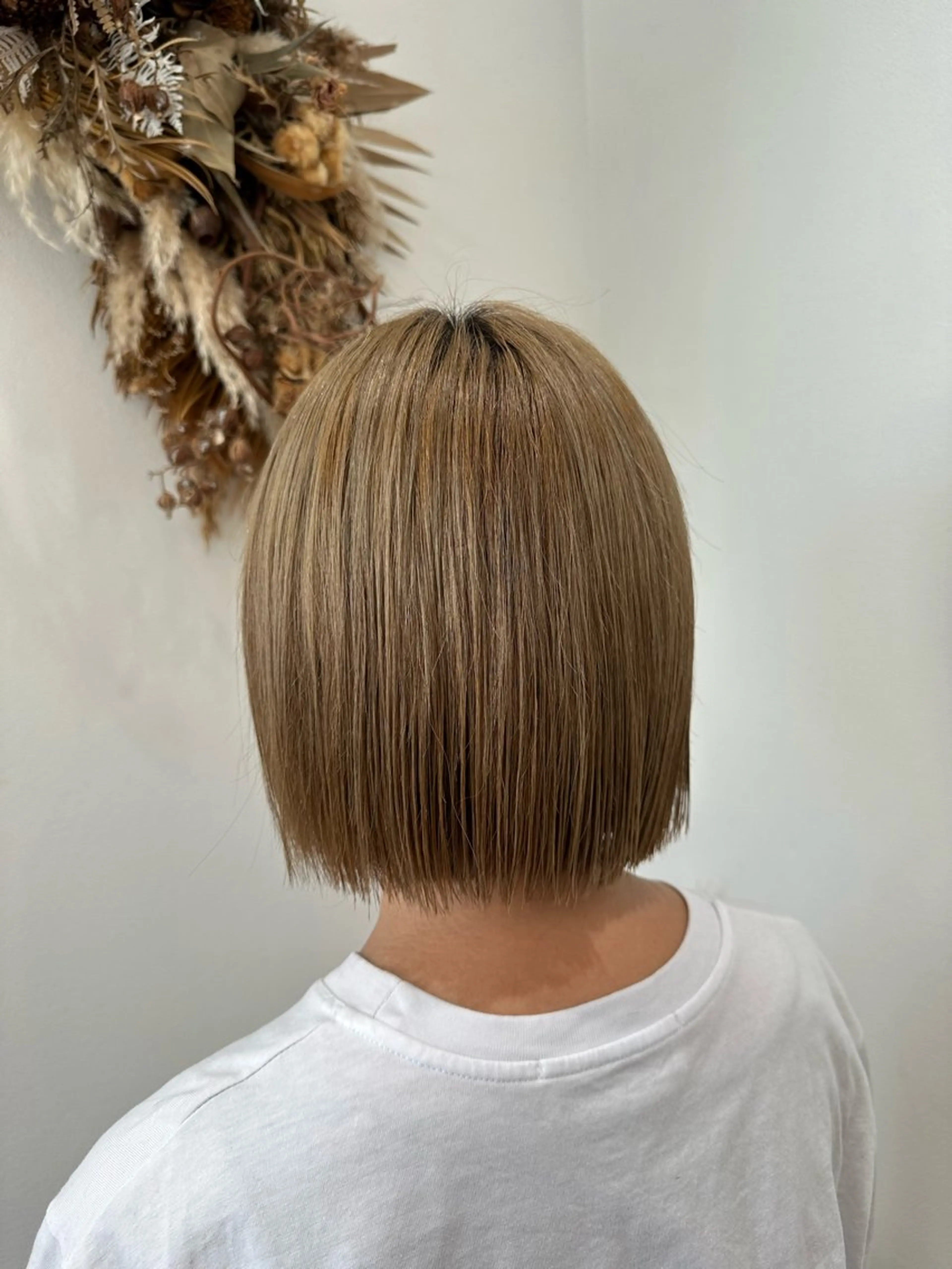 ショート カラー ヘアアレンジ 切りっぱなしボブ ハイトーンカラー ボブ MIRUKA/ 暖色カラー/ベージュのヘアスタイル