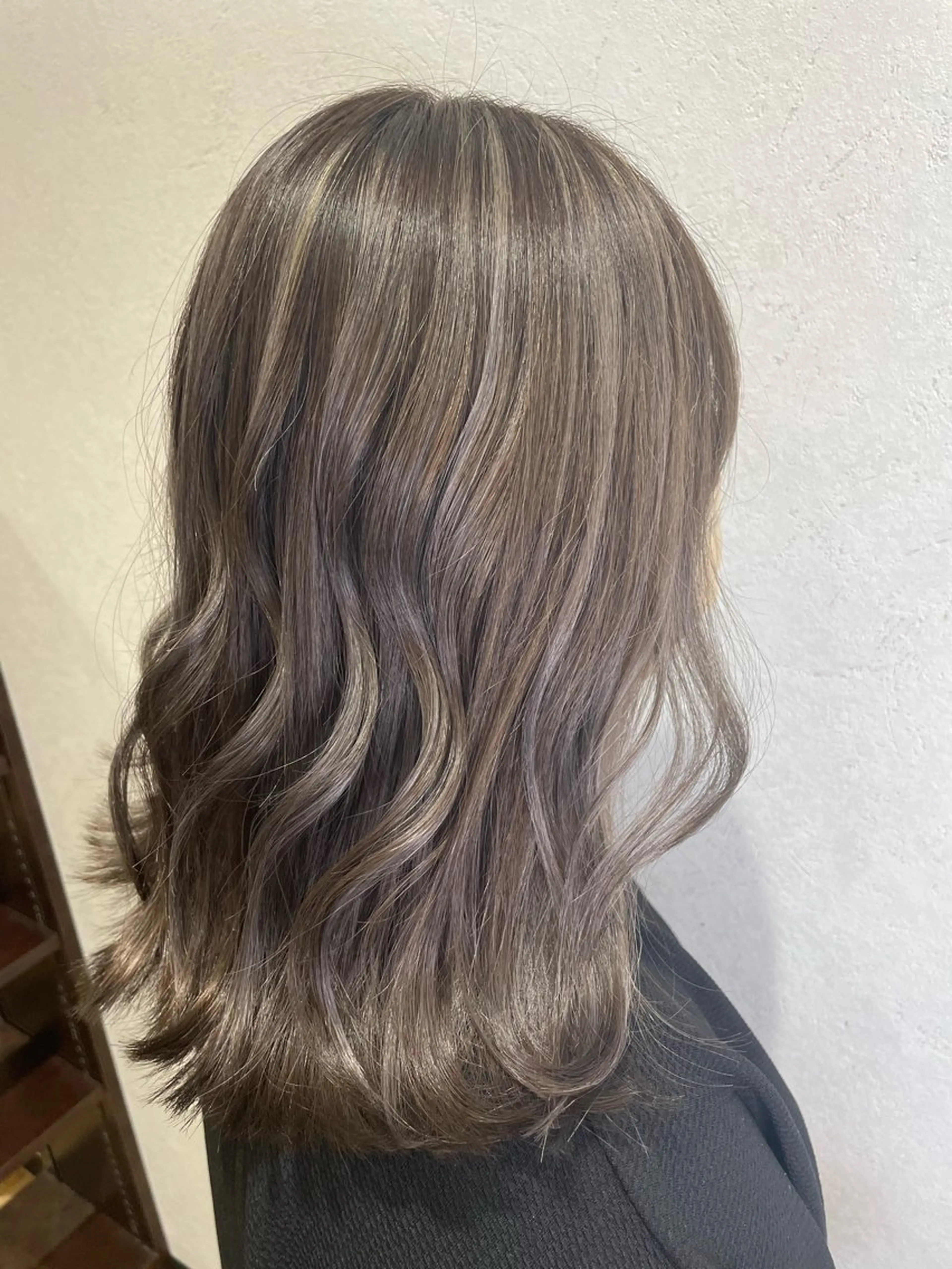 カラー 岡村 真子のヘアスタイル