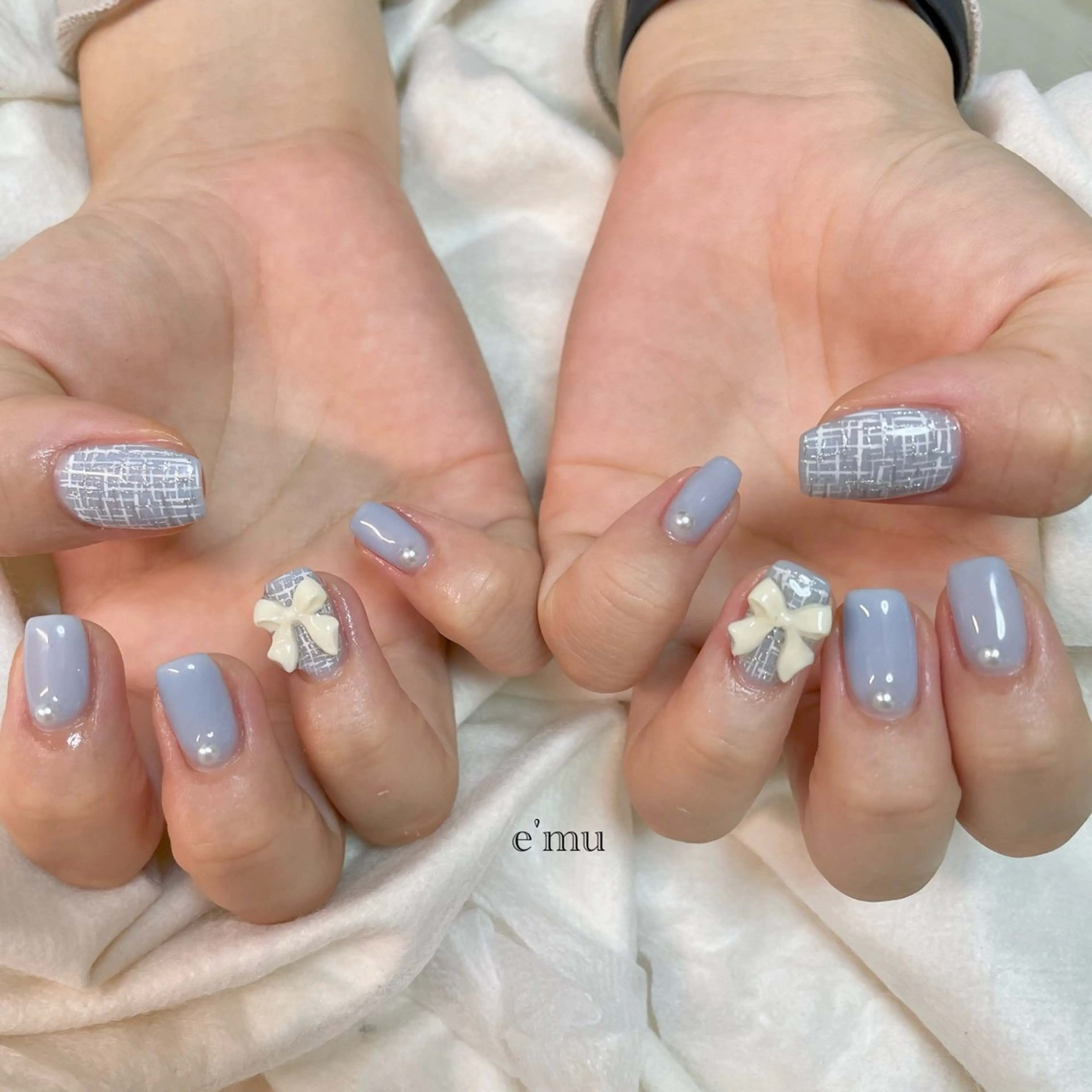 ネイル ブルー リボン ハンドネイル nail salon e'mu💐のネイルデザイン