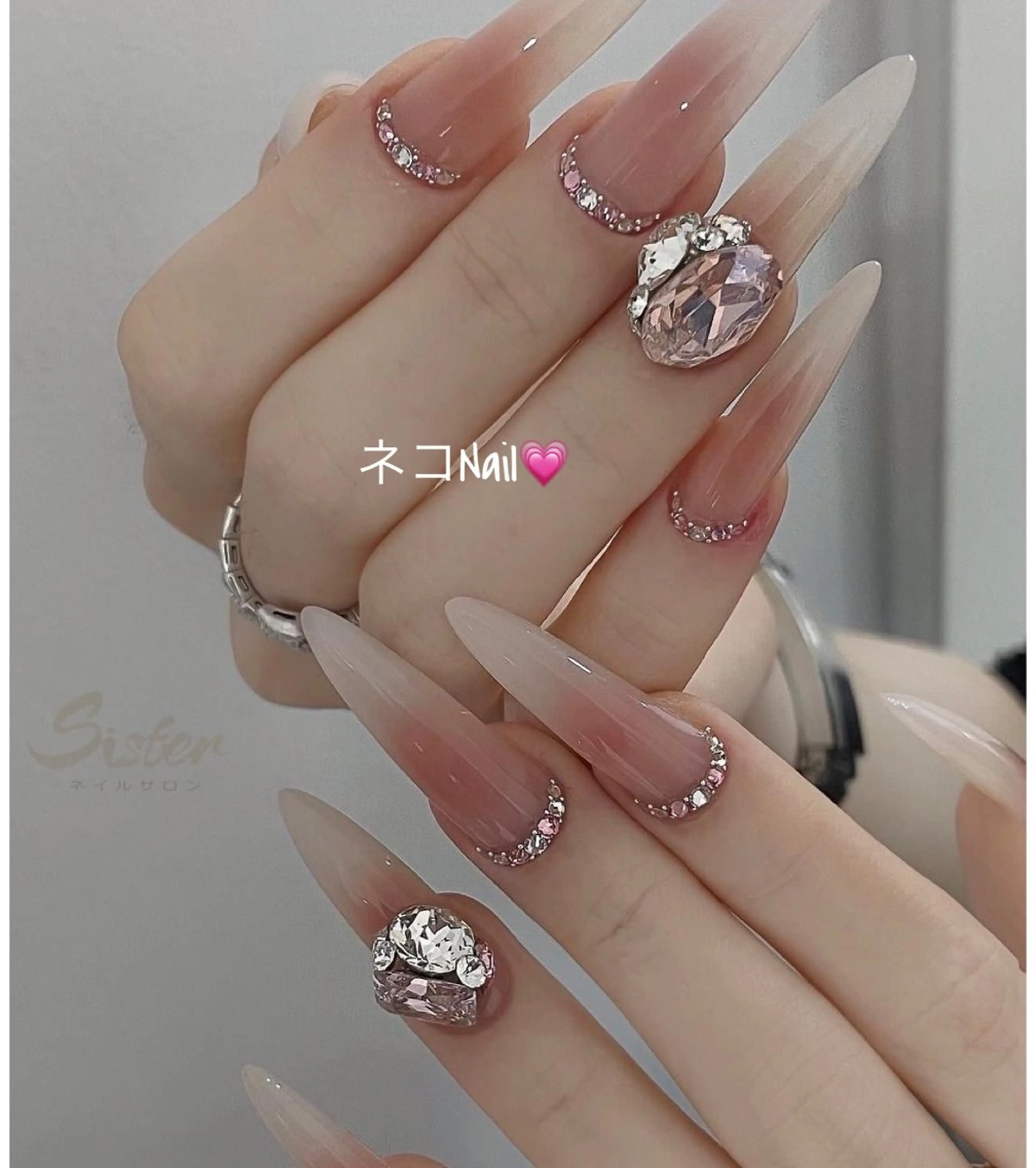ネイル フレンチネイル ラメ(グリッター) ストーンネイル ワンホンネイル ハンドネイル ネコ Nailのネイルデザイン